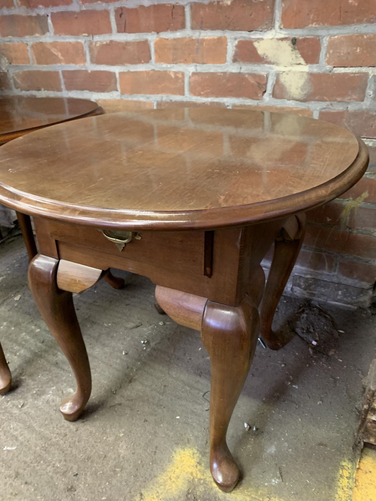 Two mahogany oval top low tables - Bild 5 aus 6