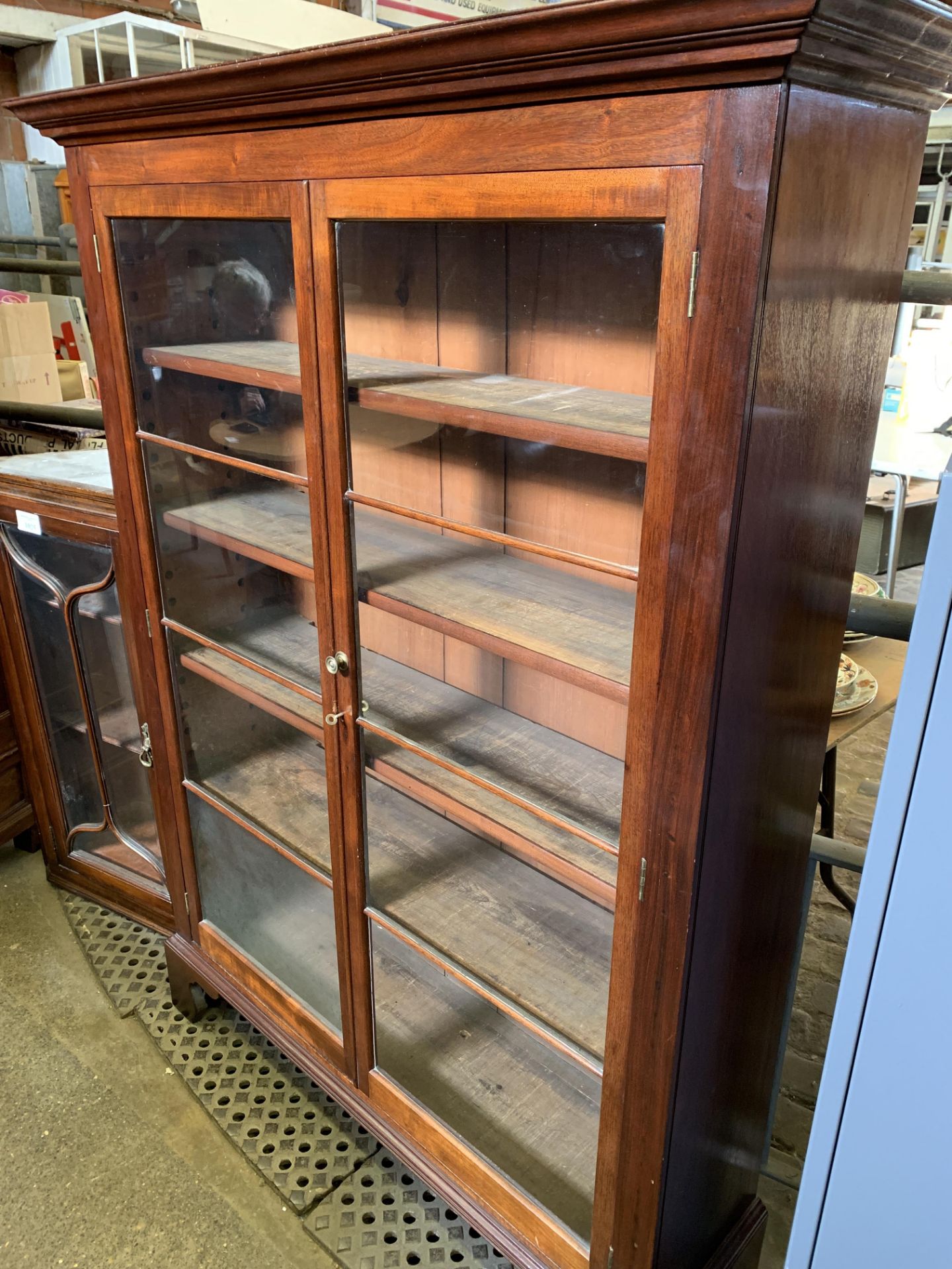 Mahogany glass fronted 2 door bookcase - Image 2 of 5