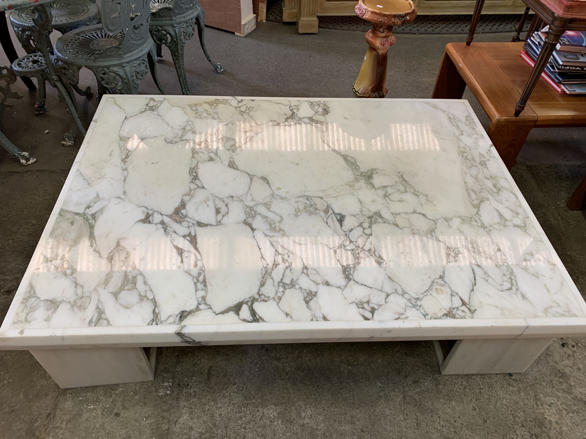 Arabescato marble top coffee table on marble and scrolled brass feet - Bild 2 aus 9