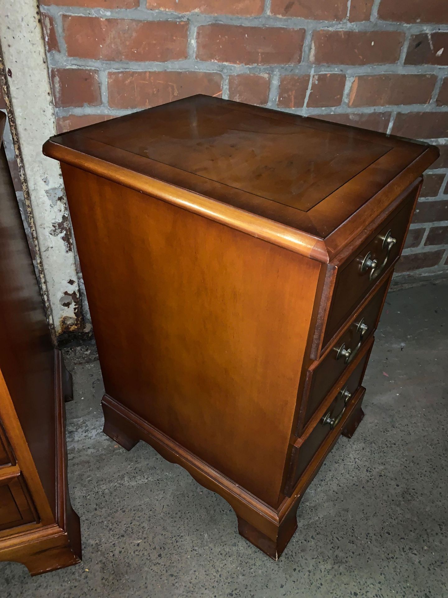 A pair of reproduction 3 drawer bedside cabinets - Image 2 of 4