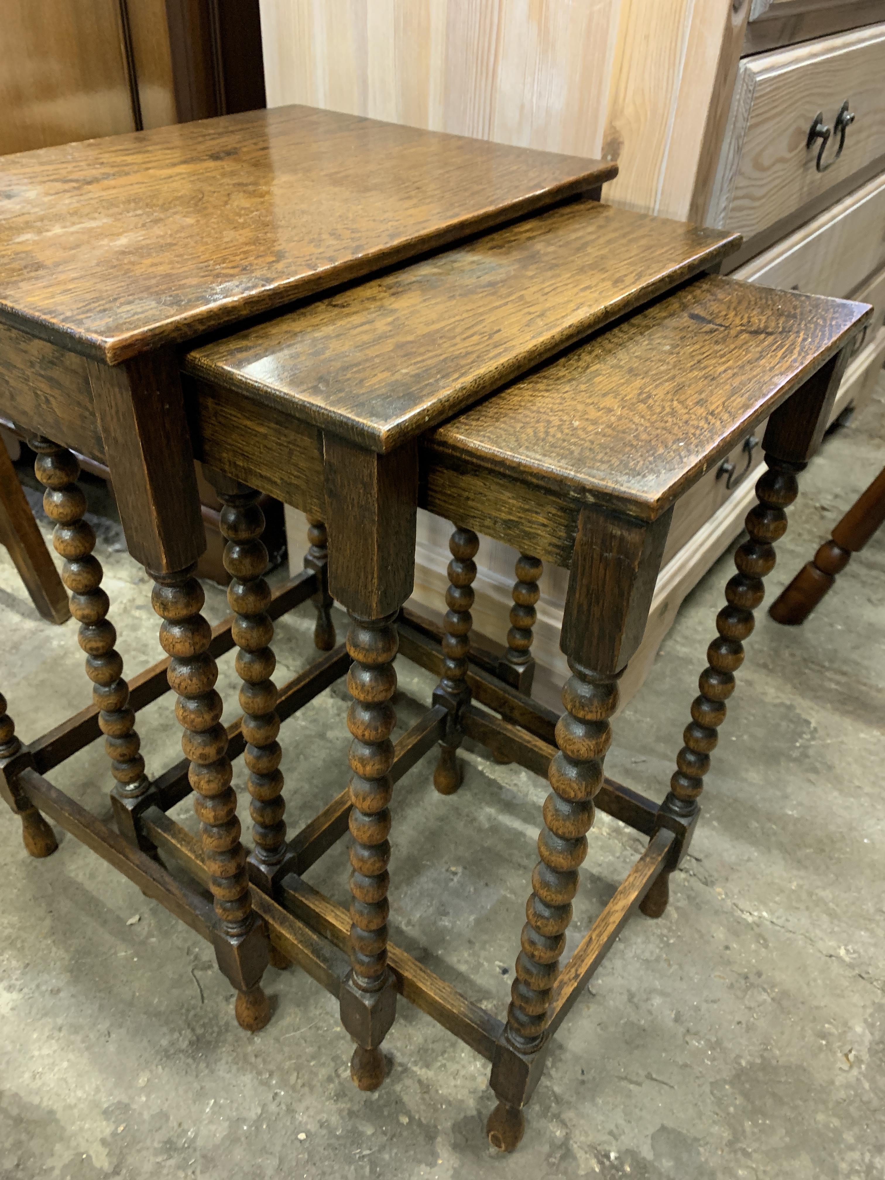 Nest of 3 oak tables - Image 3 of 4