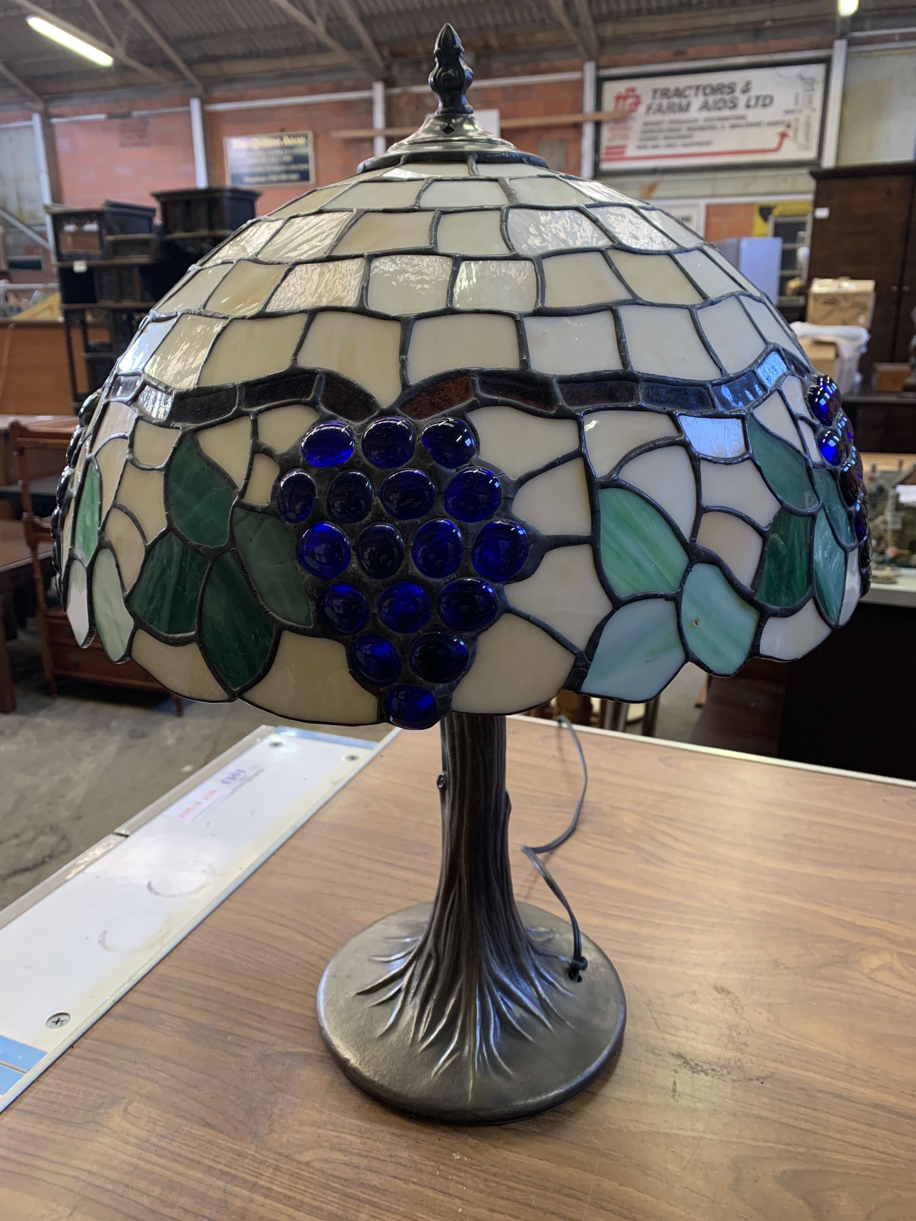 Tiffany style table lamp - Image 2 of 5