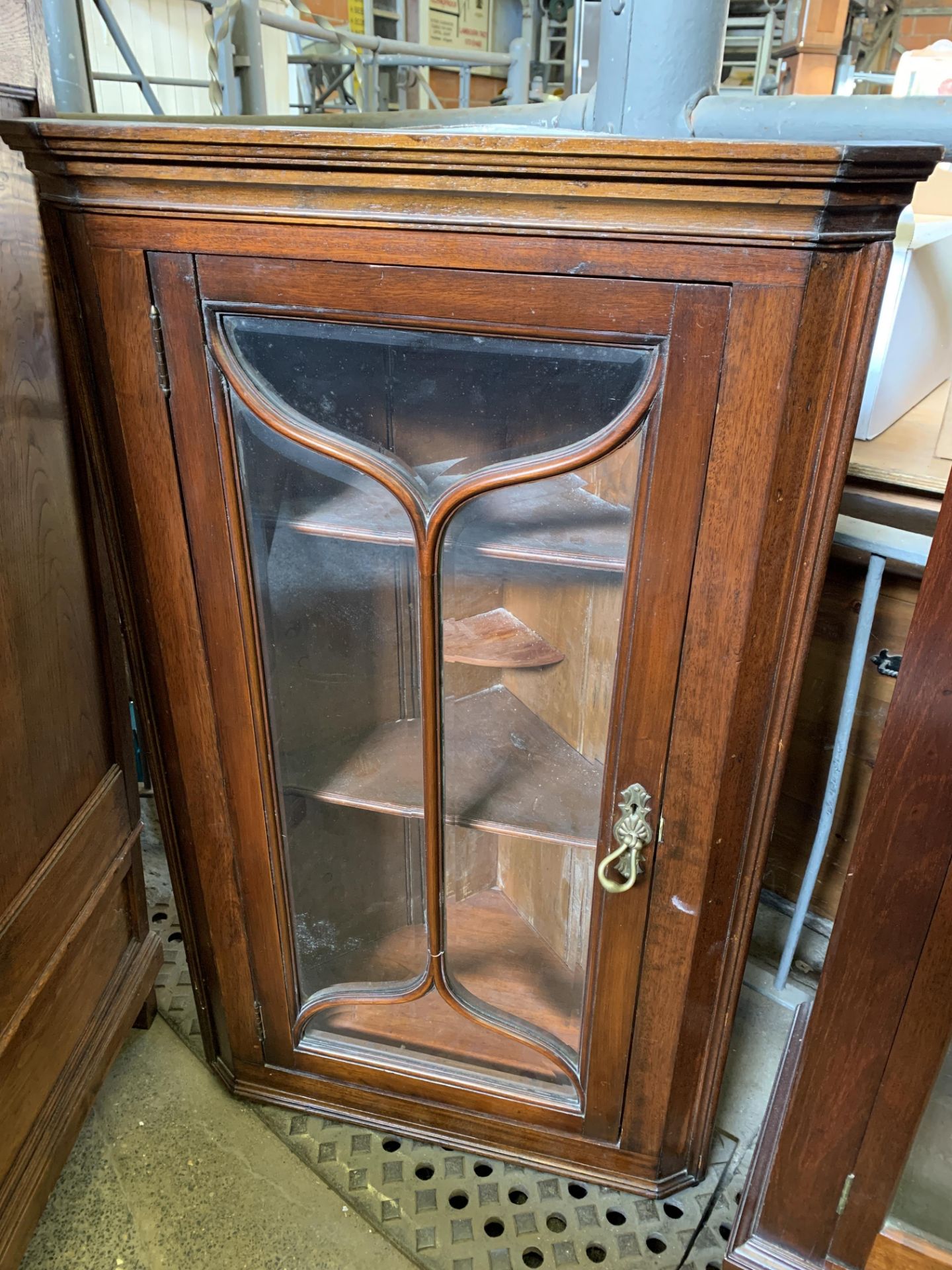 Mahogany bevelled glass fronted wall mounted corner cabinet - Image 2 of 4