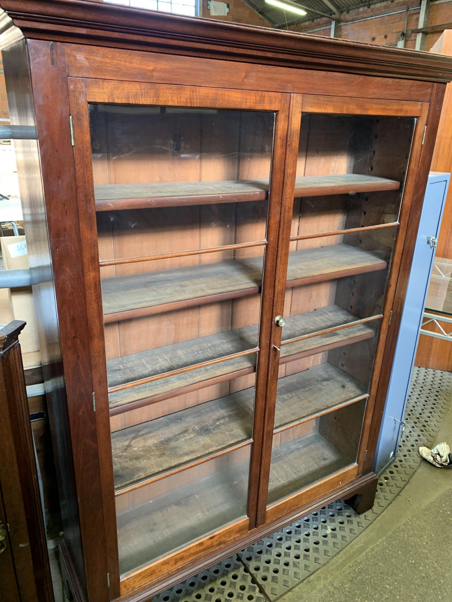 Mahogany glass fronted 2 door bookcase - Image 5 of 5