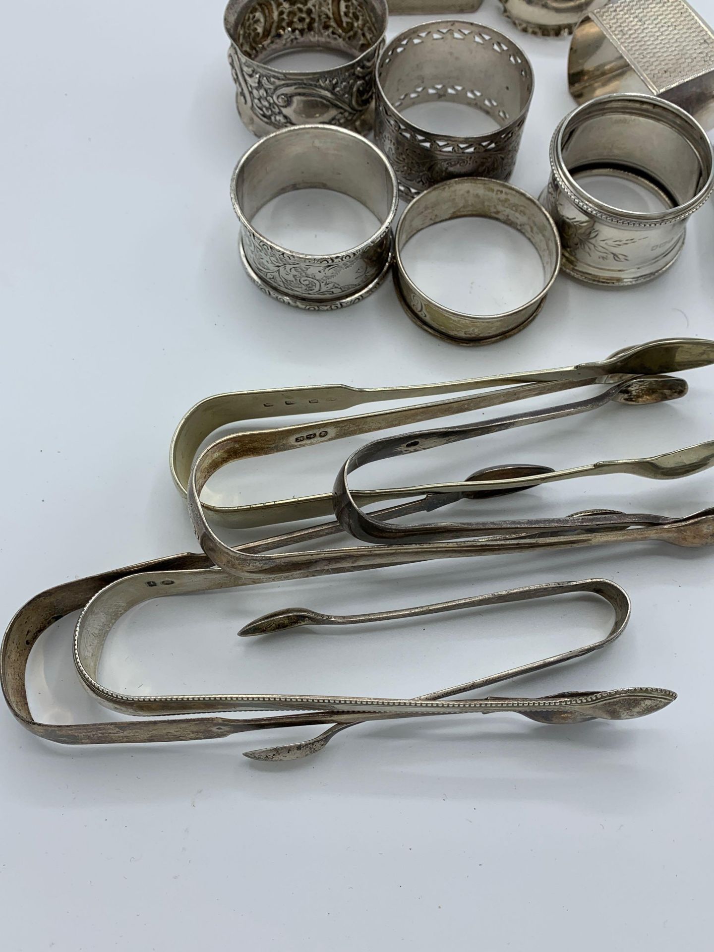 Hallmarked silver sugar tongs and napkin rings - Image 4 of 4