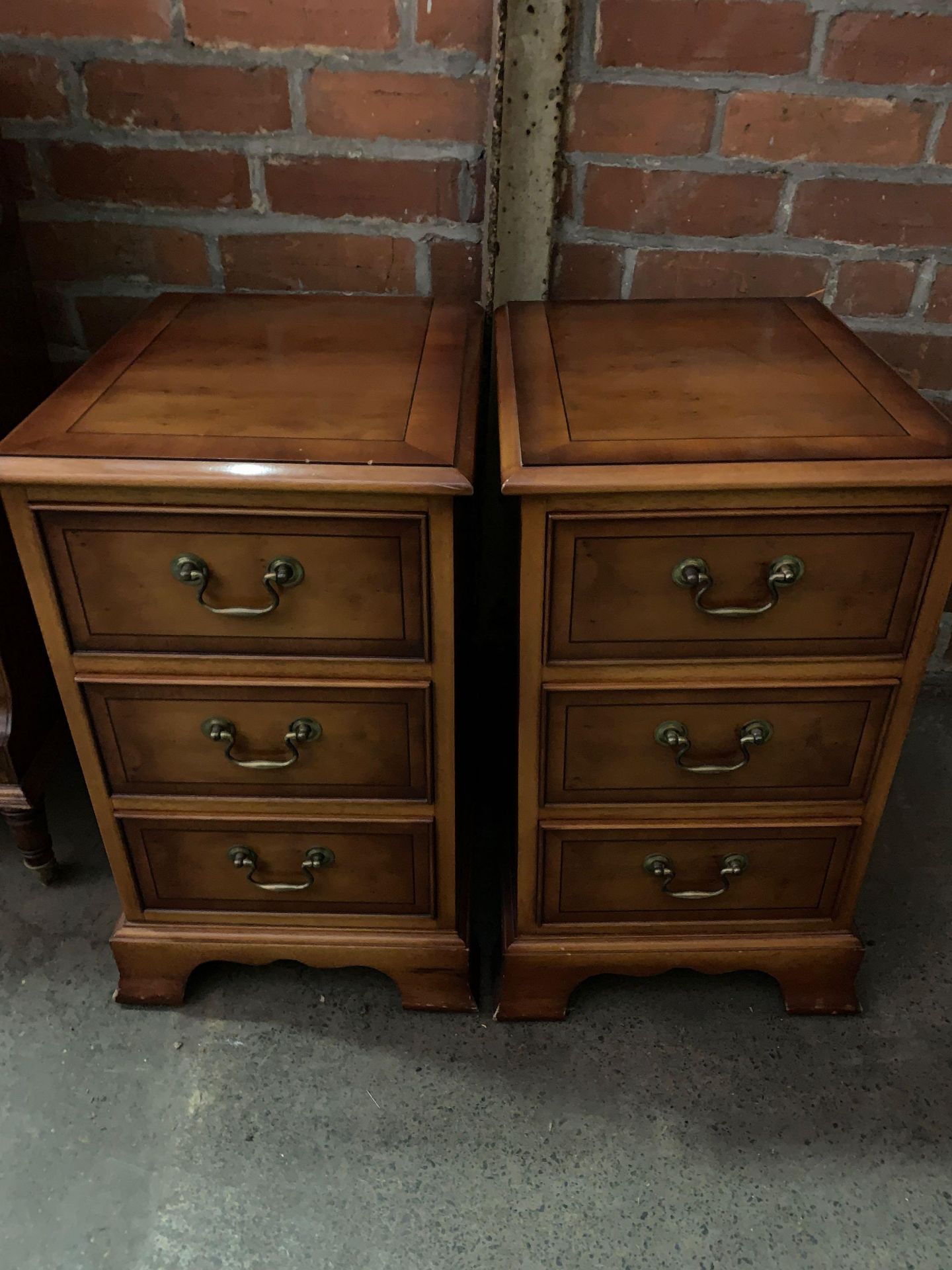 A pair of reproduction 3 drawer bedside cabinets - Bild 4 aus 4