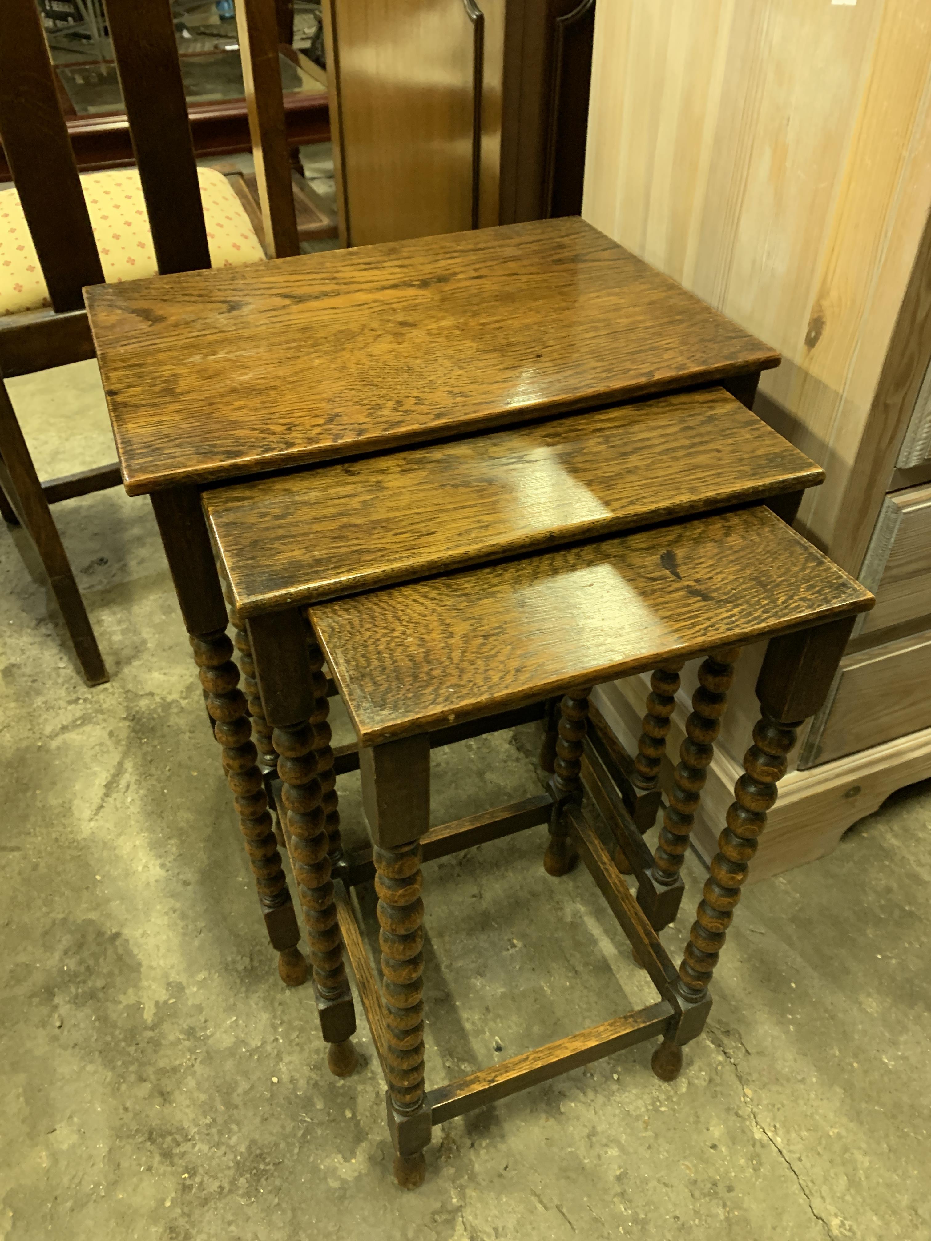 Nest of 3 oak tables - Image 4 of 4