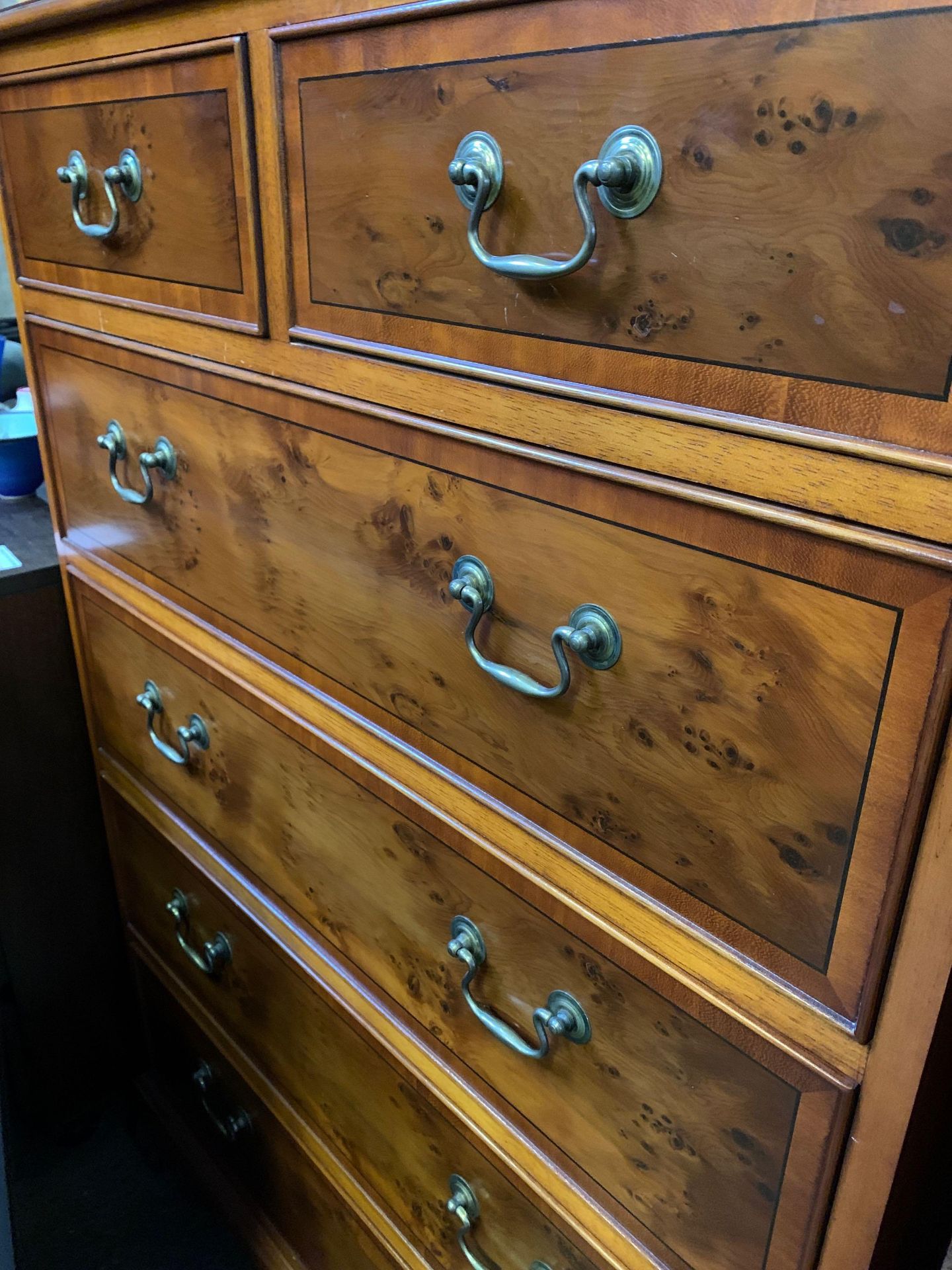 A reproduction chest of 2 over 4 drawers on bracket feet - Bild 4 aus 4