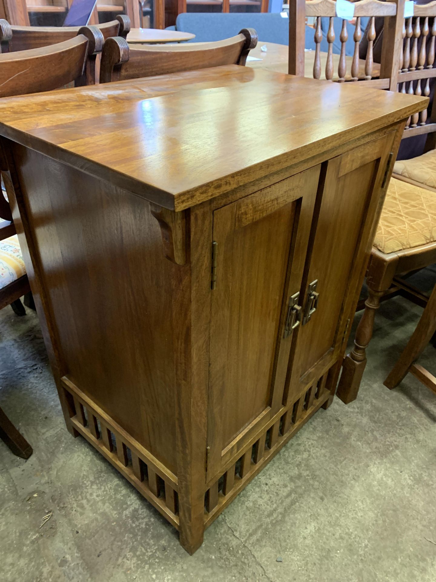 Two door cabinet with internal shelf - Image 4 of 6