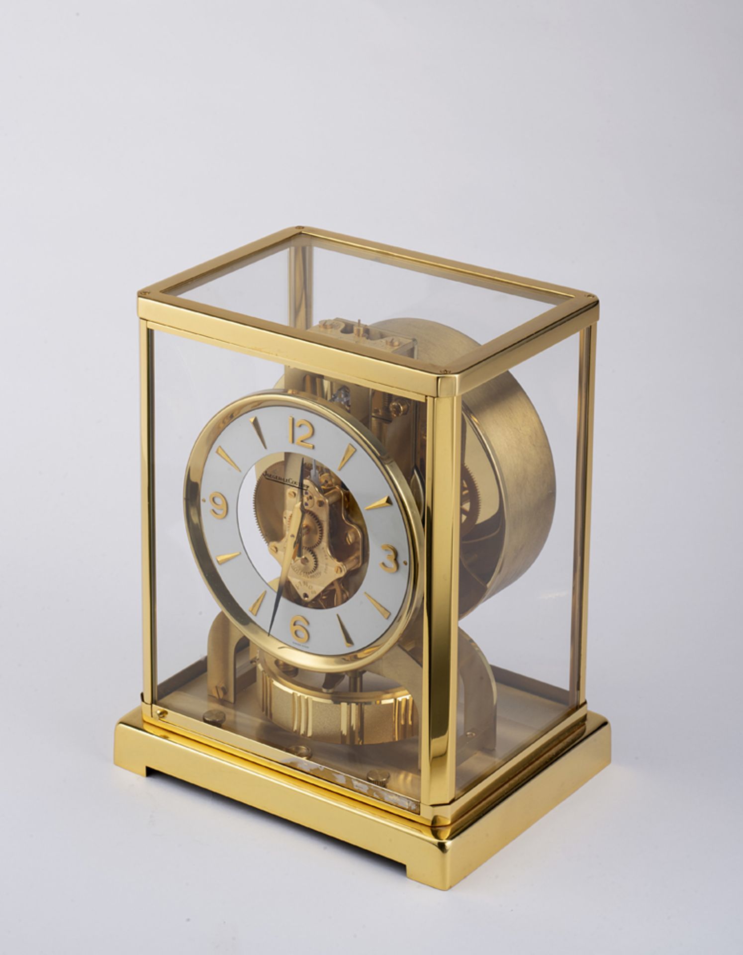 JAEGER LE COULTRE<br>Atmos brass and glass table clock.<br>White dial with Arabic numerals and appli - Bild 2 aus 3