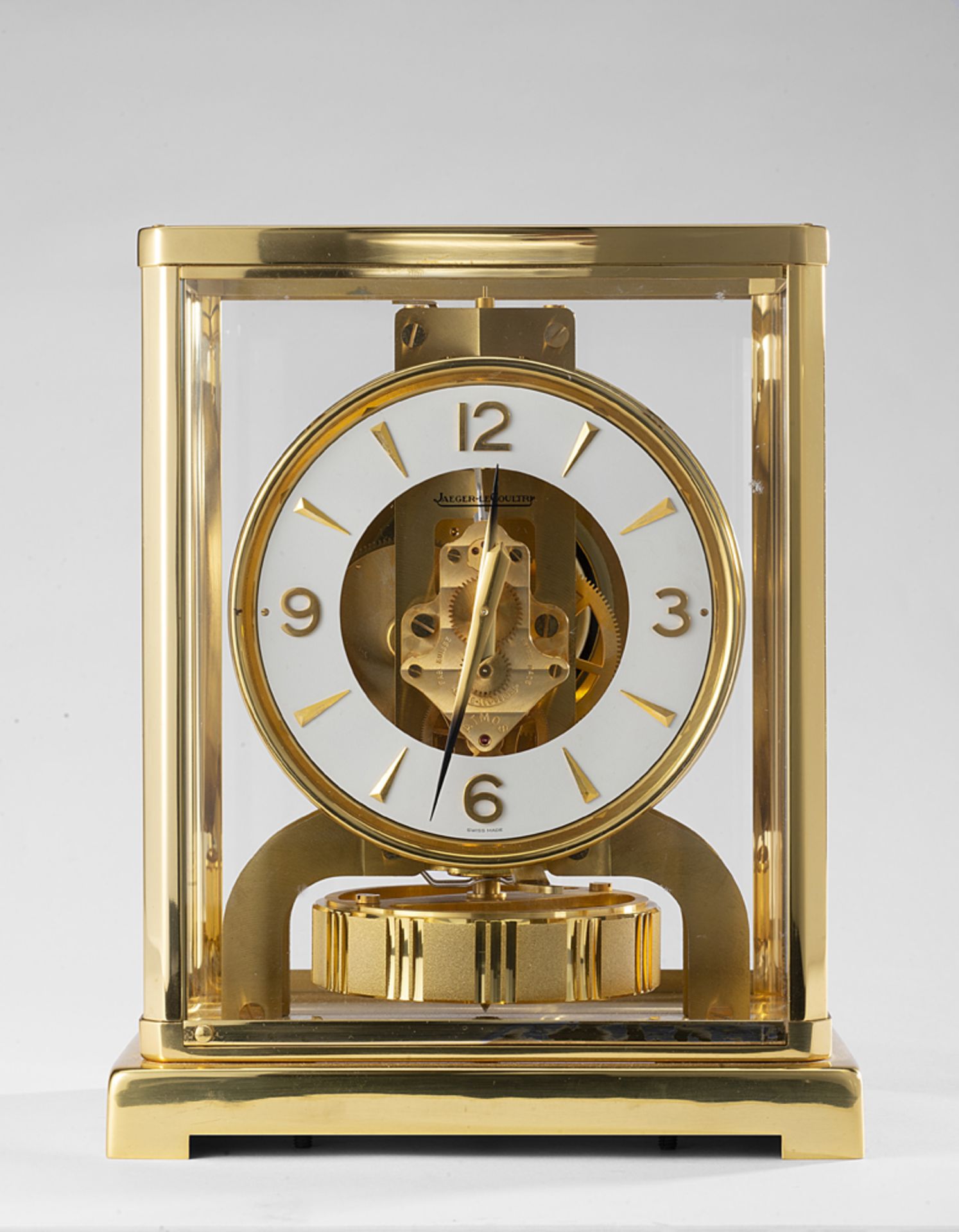 JAEGER LE COULTRE<br>Atmos brass and glass table clock.<br>White dial with Arabic numerals and appli - Bild 3 aus 3