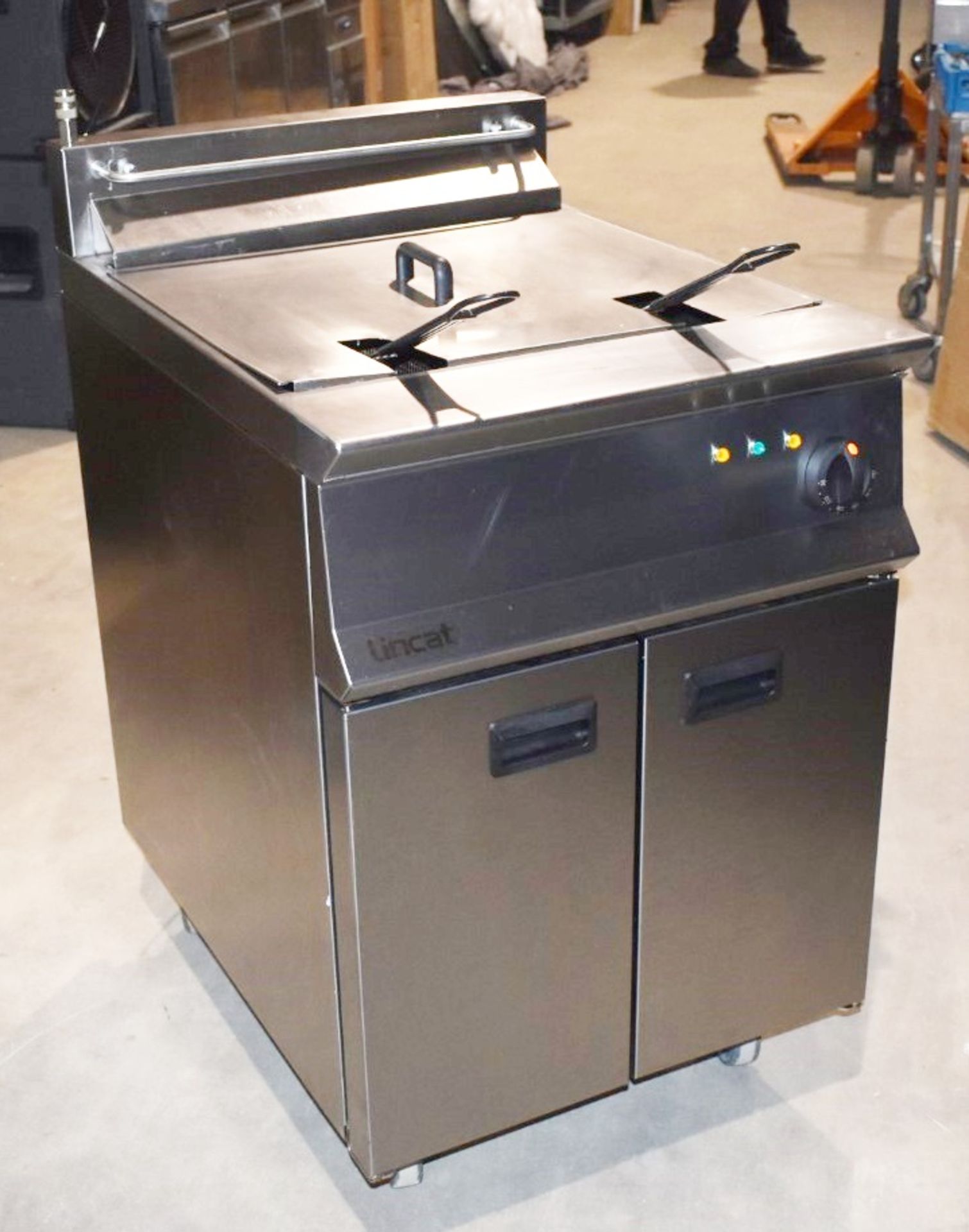 1 x Lincat Opus 800 OE8108 Single Tank Electric Fryer With Filtration - 37L Tank With Two