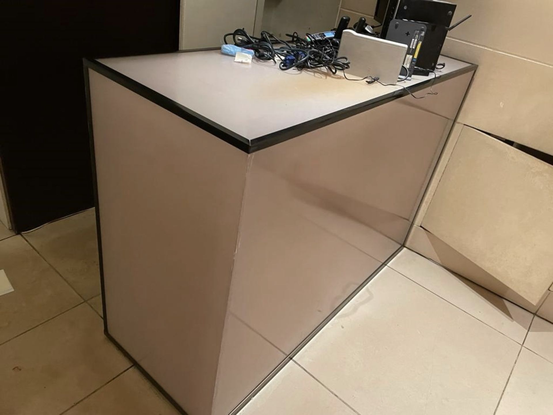 1 x Reception Desk With Ceiling Suspended Light Shelf - Desk Dimensions: W160 x D60.5 x H112cm - Image 6 of 6