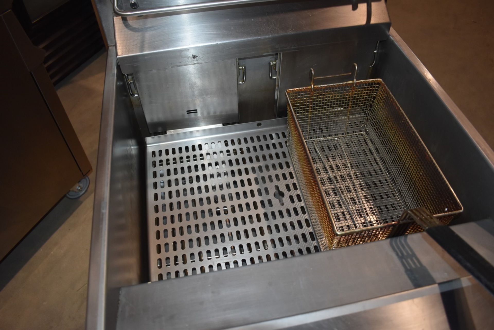 1 x Lincat Opus 800 OE8108 Single Tank Electric Fryer With Filtration - 37L Tank With Two - Image 11 of 14