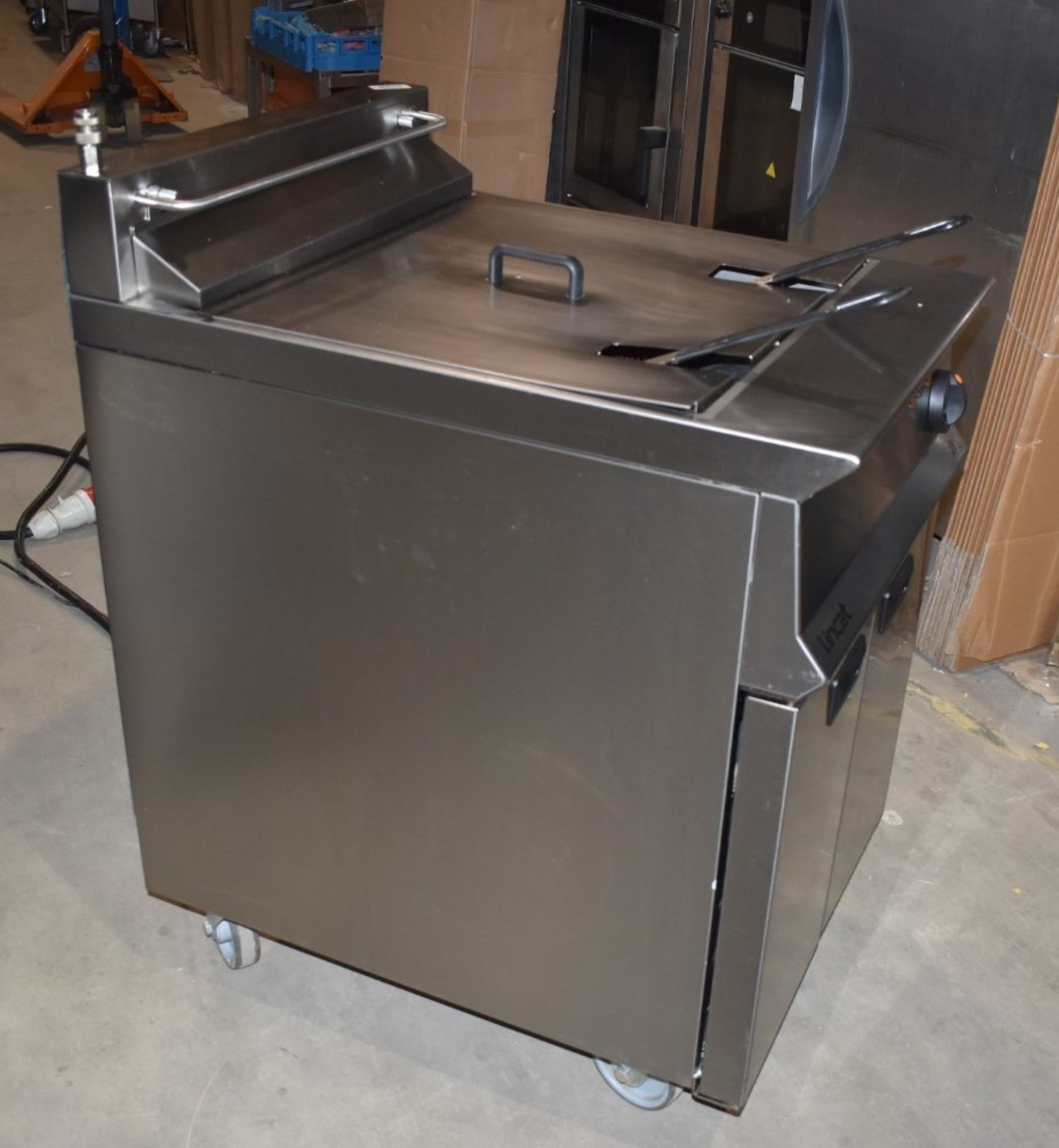 1 x Lincat Opus 800 OE8108 Single Tank Electric Fryer With Filtration - 37L Tank With Two - Image 4 of 14