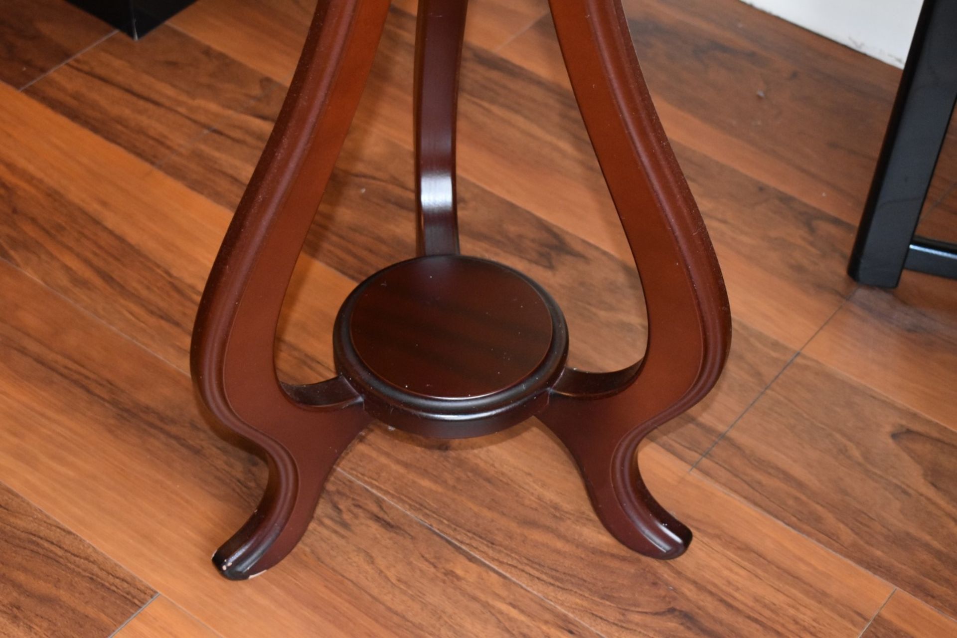 1 x Mahogany Lamp / Vase Table With Elegant Triple Leg Base and Undershelf - Dimensions H75 x W37 - Image 3 of 5