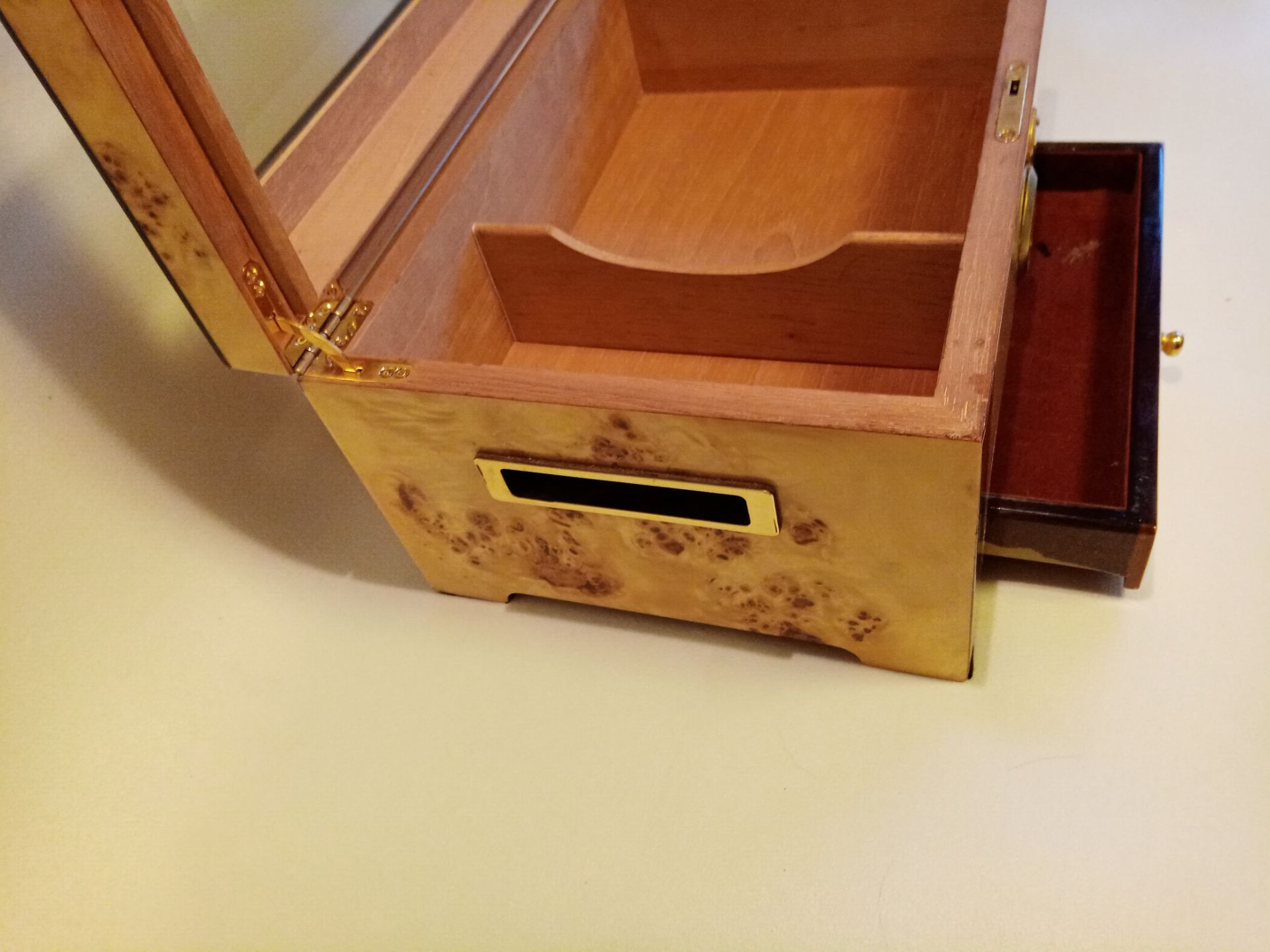 1 x Veneered Cigar Storage Box - NO VAT ON THE HAMMER - CL607 - Location: Leeds1 gold handle missing - Image 3 of 4