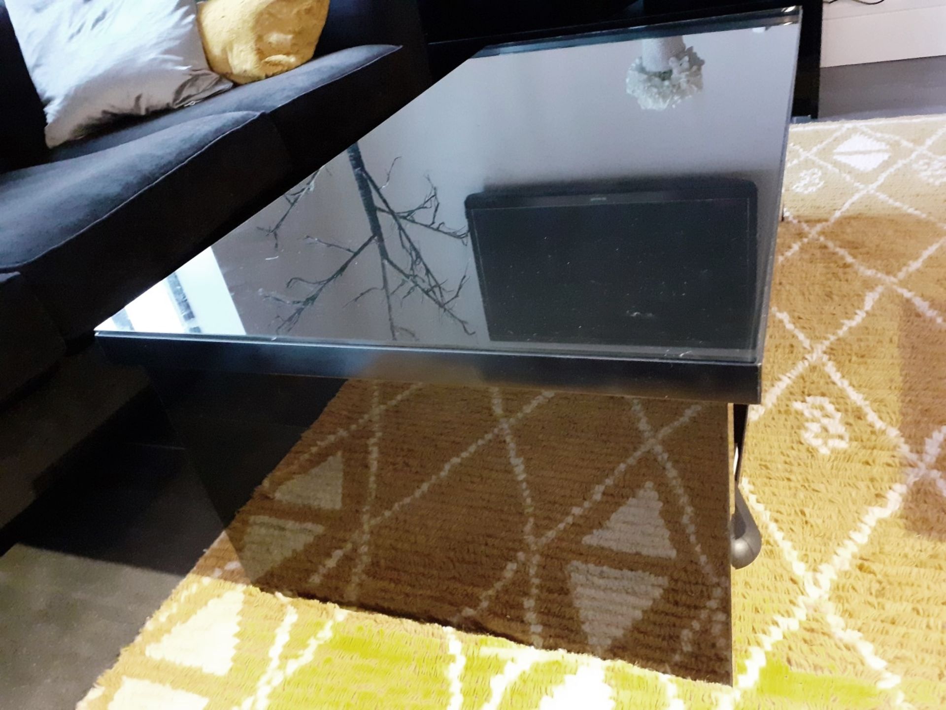 1 x Glass Topped Coffee Table With A Black Gloss Finish - Dimensions: 120 x 65 x H42cm - NO VAT - Image 5 of 5