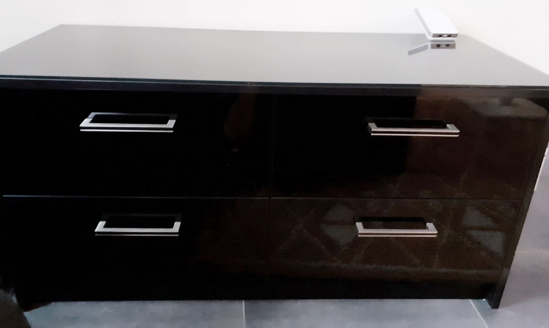 1 x Glass Topped 4-Door TV Unit In A Black Gloss Finish - Dimensions: 121 x 50 x H61cm - NO VAT - Image 3 of 7