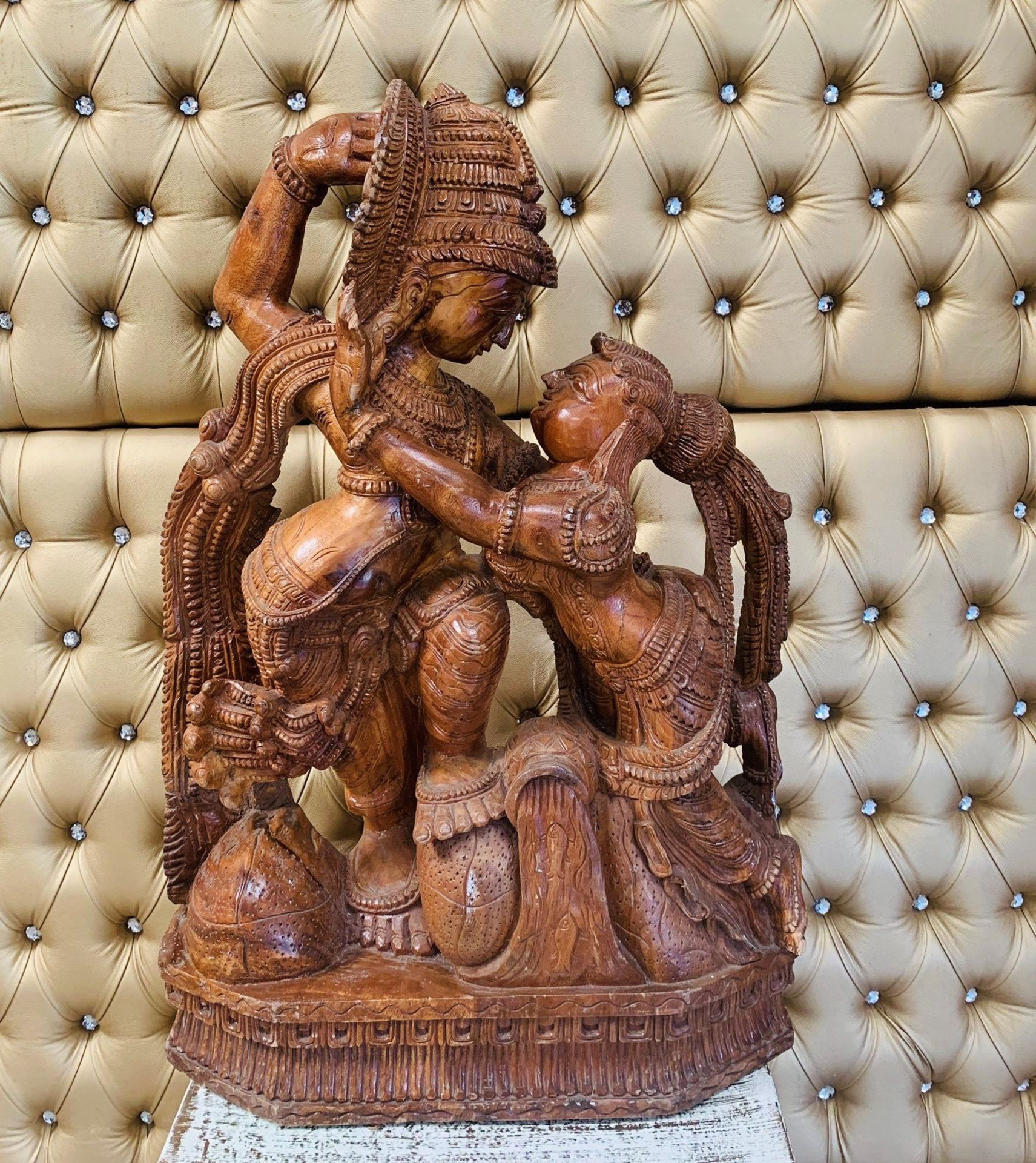 1 x Wooden Indian Lovers Statue - Dimensions: 94x64cm - Ref: Lot 11 - CL548 - Location: Leicester