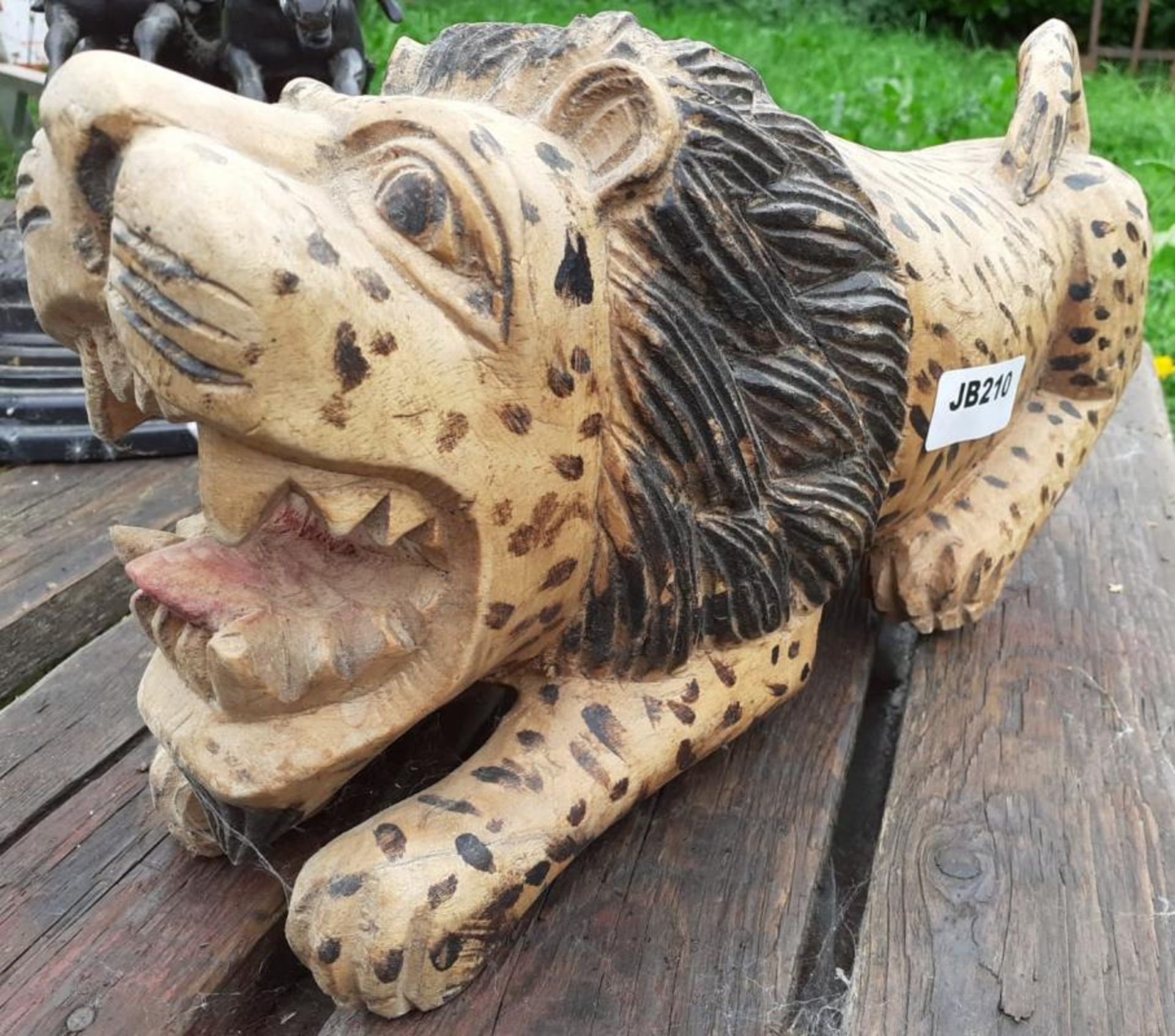 1 x Lion Wood Carving - Dimensions: 35cm x 9cm x height 17cm - Ref: JB210 - Pre-Owned - NO VAT ON - Image 3 of 6