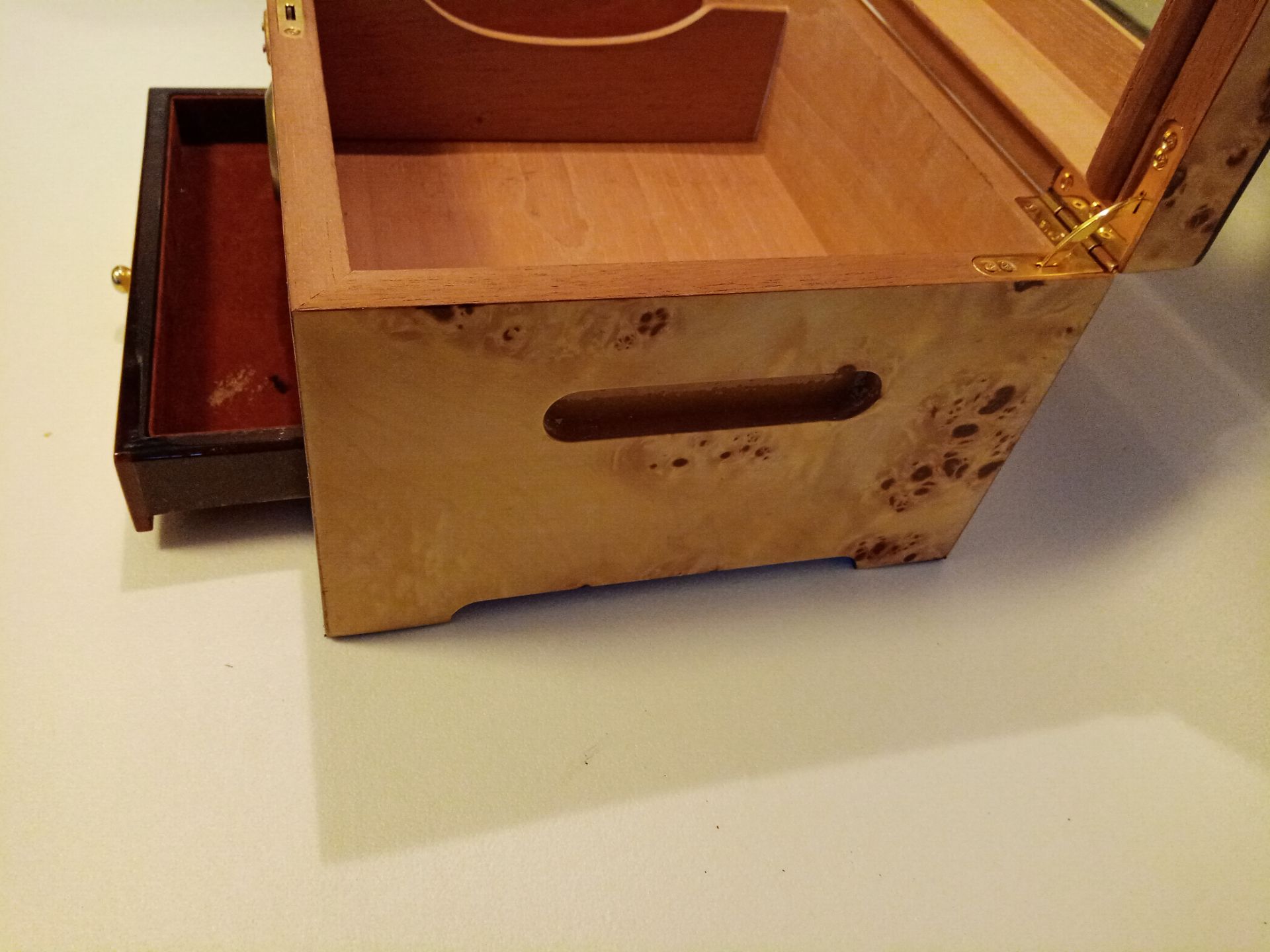 1 x Veneered Cigar Storage Box - NO VAT ON THE HAMMER - CL607 - Location: Leeds1 gold handle missing - Image 4 of 4