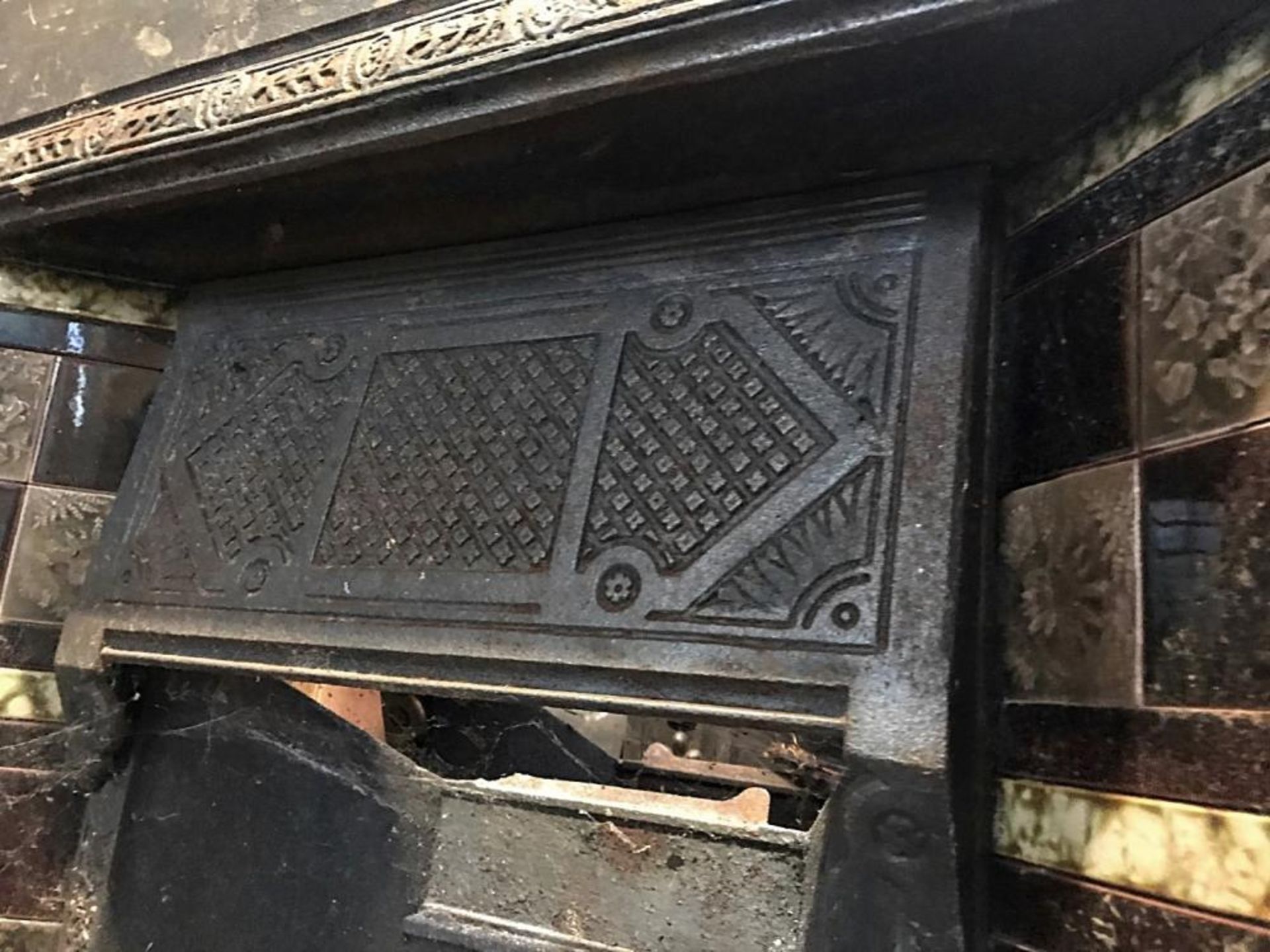 1 x Rare Antique Victorian Cast Iron Fire Insert With Patterned Tiles To Sides - Dimensions: Width - Image 3 of 5