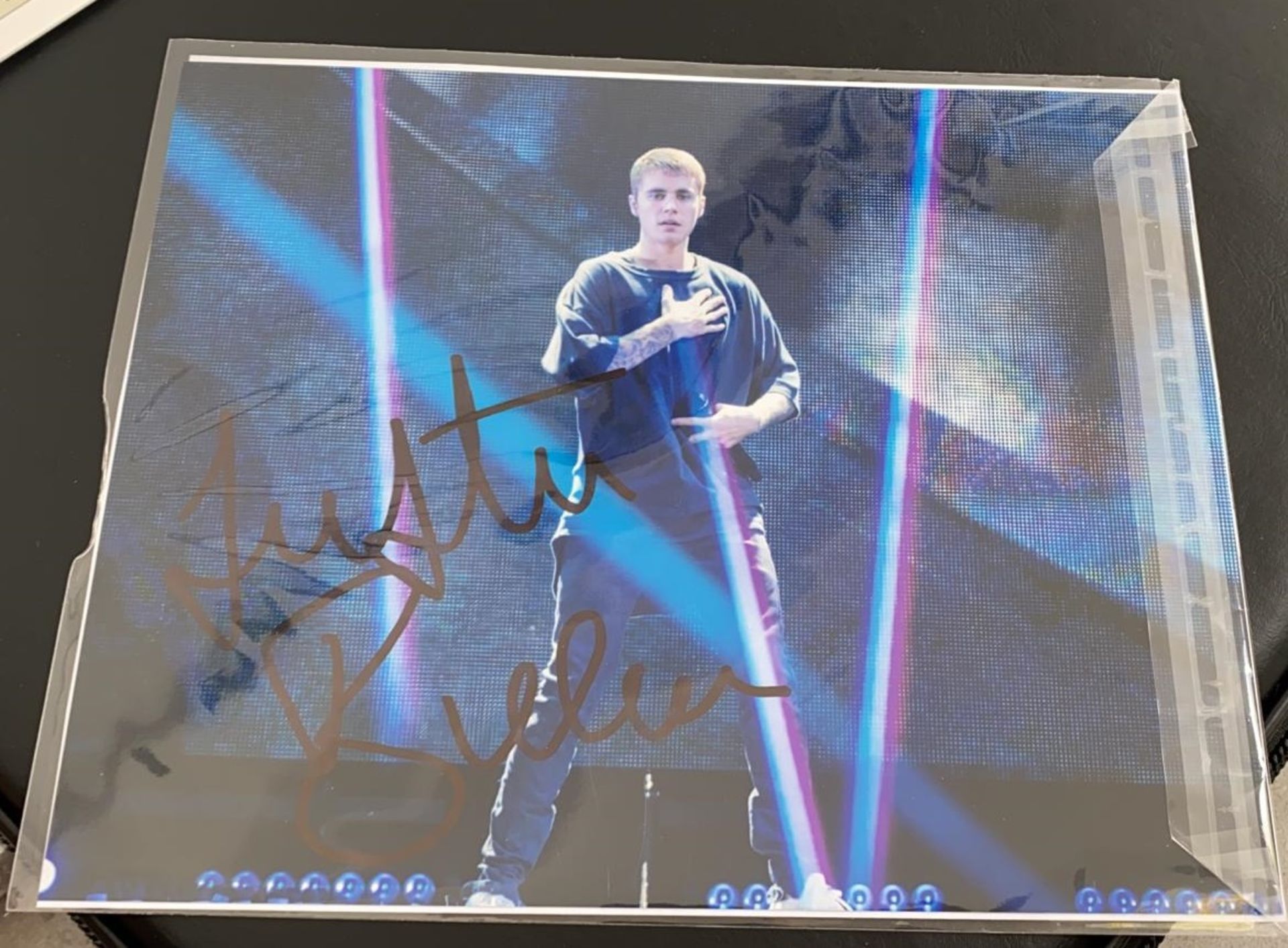 1 x Signed Autograph Picture - JUSTIN BIEBER - With COA - Size 12 x 8 Inch - NO VAT ON THE HAMMER - Image 3 of 3