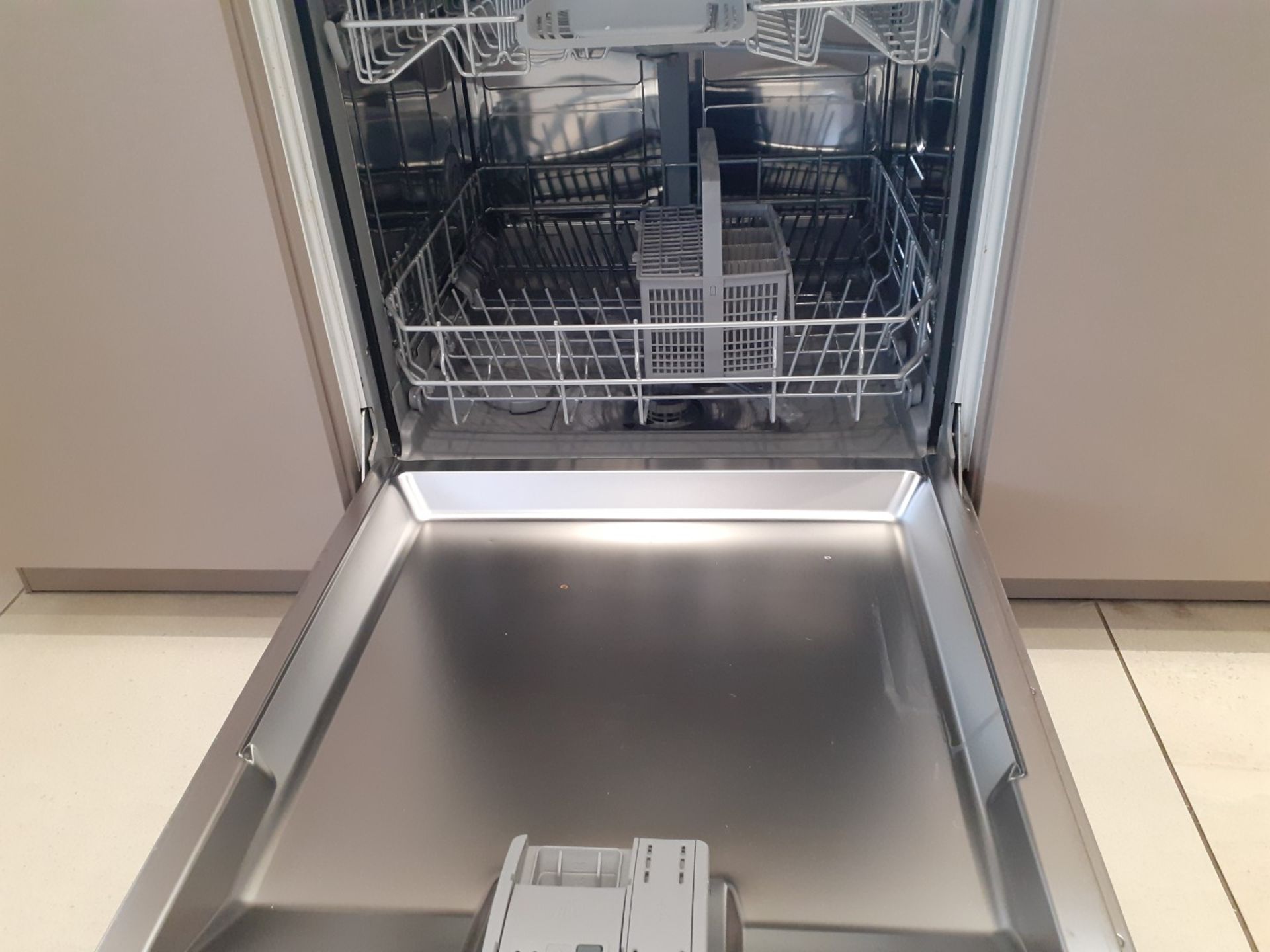 1 x SieMatic Handleless Fitted Kitchen With Intergrated NEFF Appliances, Corian Worktops And Island - Image 76 of 92