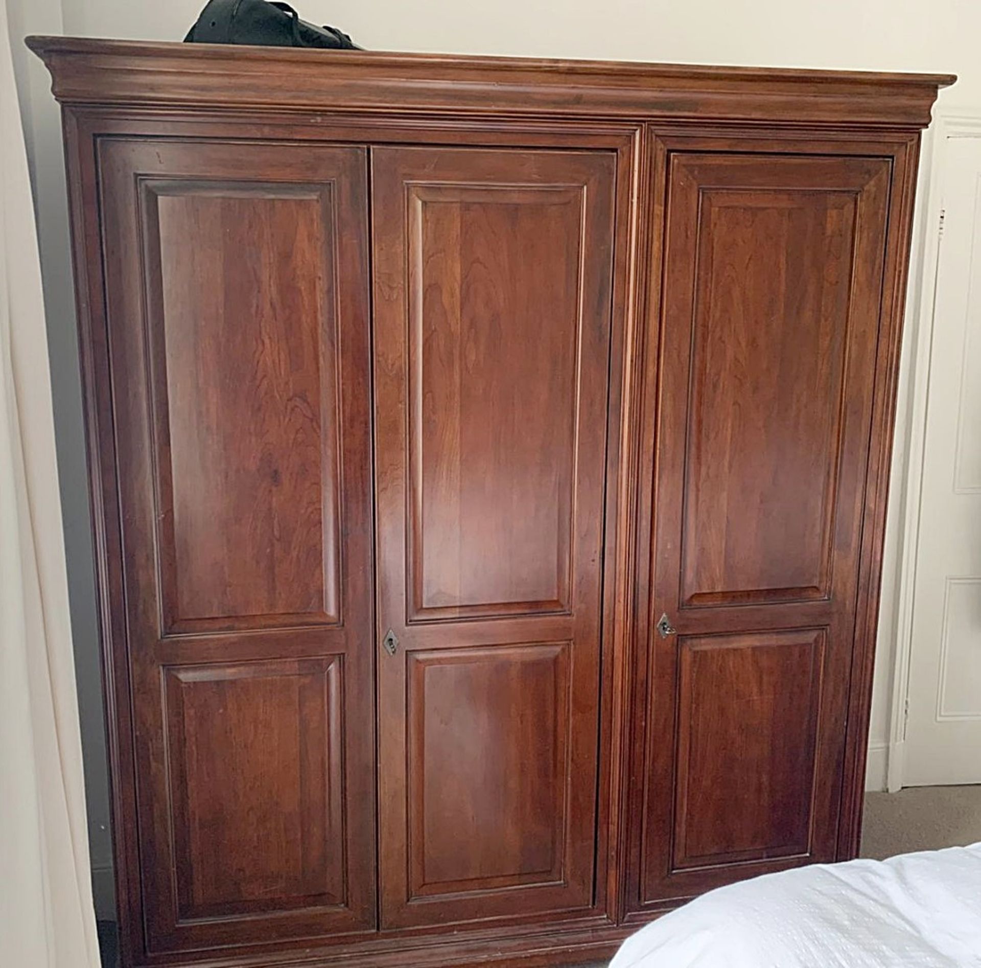 1 x 3-Door Solid Wood Wardrobe - Dimensions: H196 x D66 x W172cm - Ref: MC586 - Pre-owned -