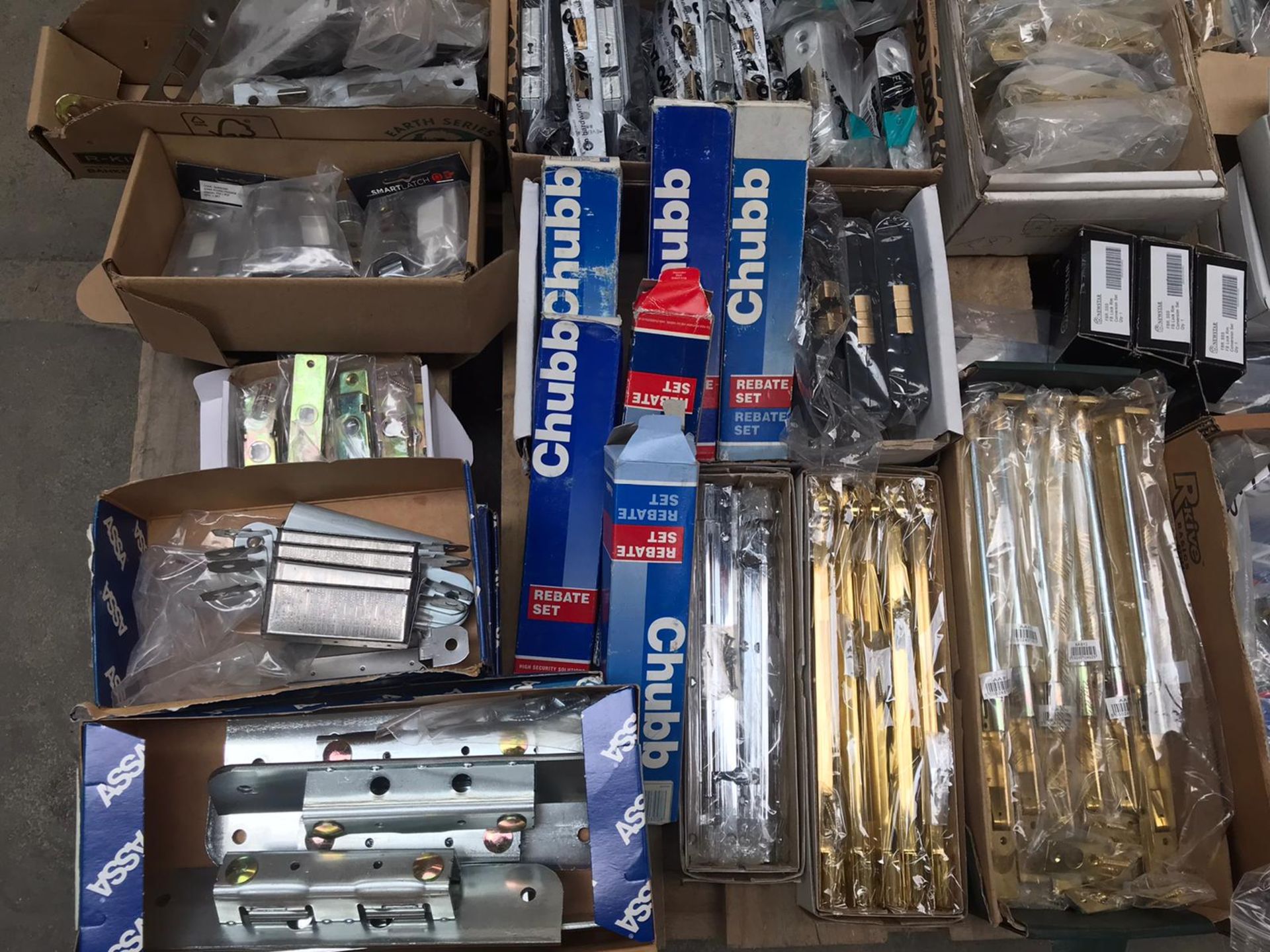 1 x Assorted Pallet Job Lot of Various Door Locks and Latches - Brand New Stock - Brands Include - Image 10 of 13