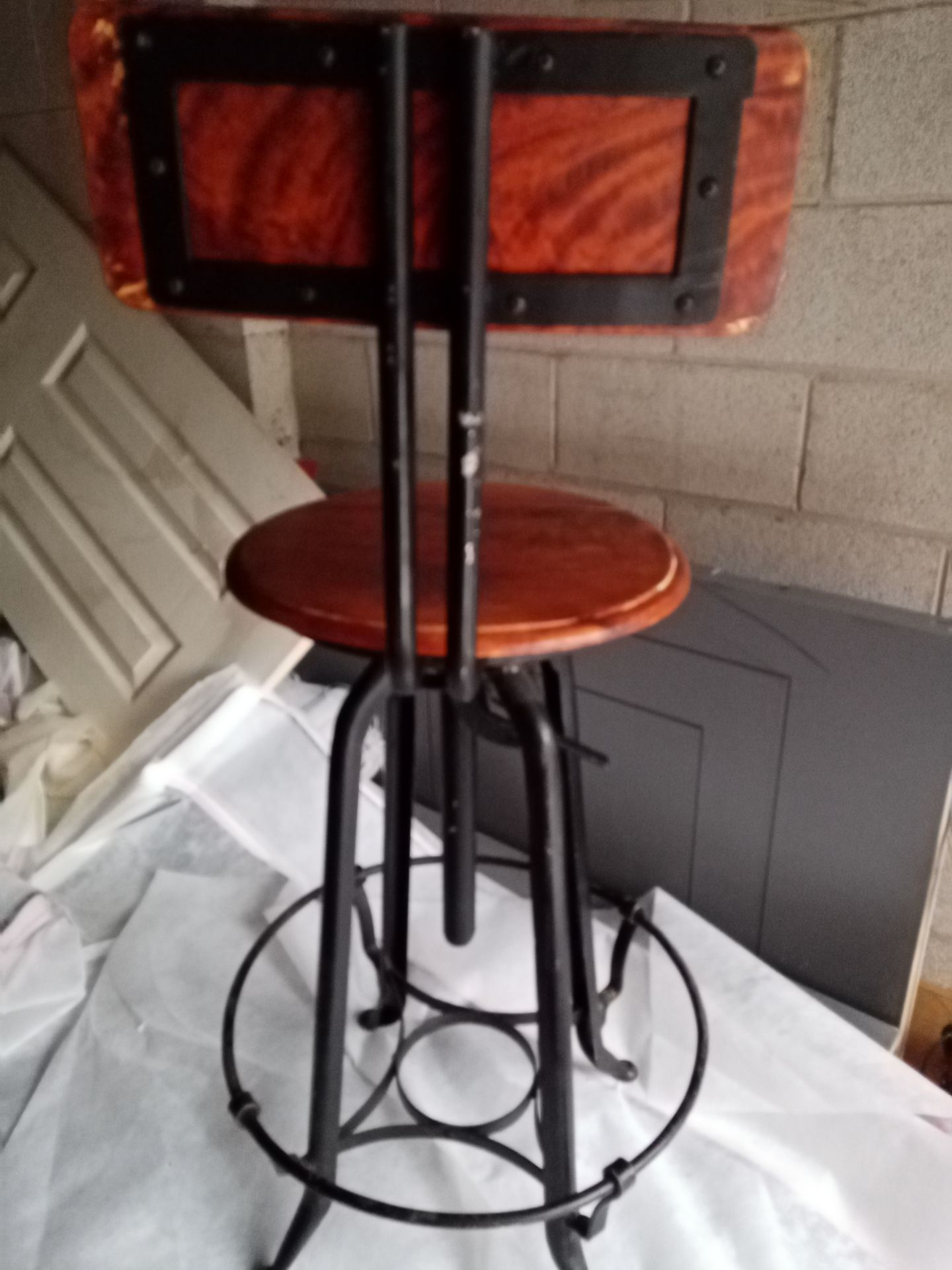 1 x Reproduction Vintage Industrial Bar Stool - NO VAT ON THE HAMMER - CL607 - Location: Leeds - Image 3 of 3