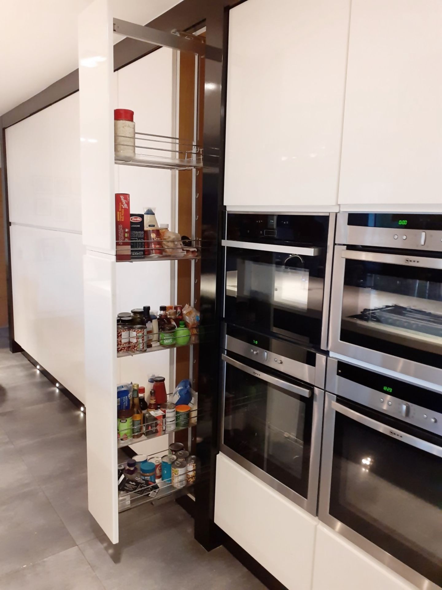 1 x Bespoke Gloss White Fitted Kitchen With NEFF Appliances & Granite Topped Breakfast Area - NO VAT - Image 61 of 87