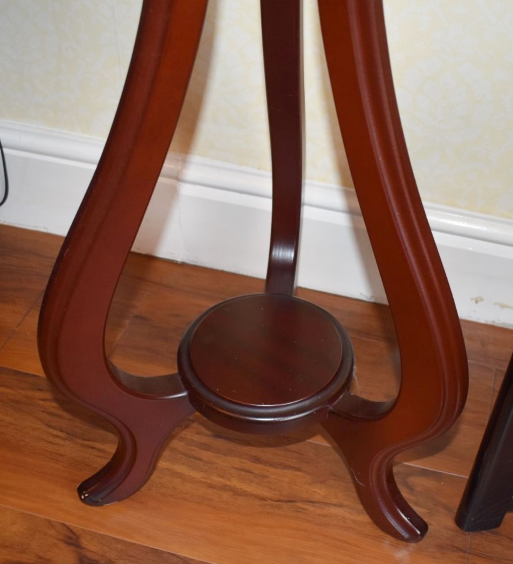 1 x Mahogany Lamp / Vase Table With Elegant Triple Leg Base and Undershelf - Dimensions H75 x W37 - Image 5 of 5