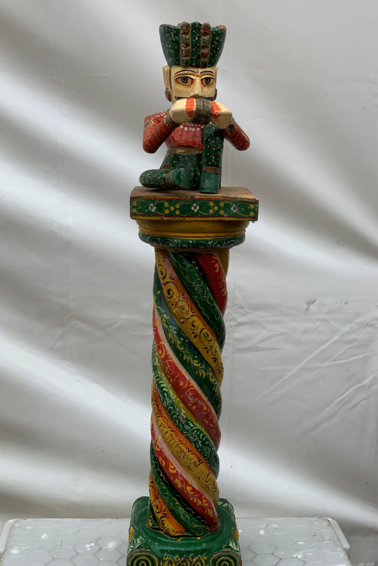 1 x Indian Statue On Pedestal - Dimensions: 76cm (h) x 23cm (w) - Pre-owned - CL548 - Location: Near - Image 2 of 2