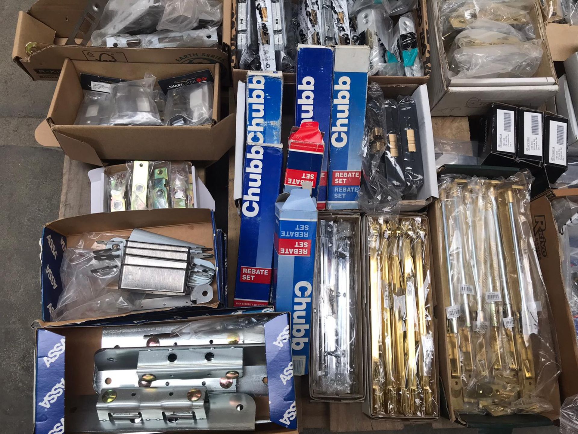 1 x Assorted Pallet Job Lot of Various Door Locks and Latches - Brand New Stock - Brands Include - Image 9 of 13