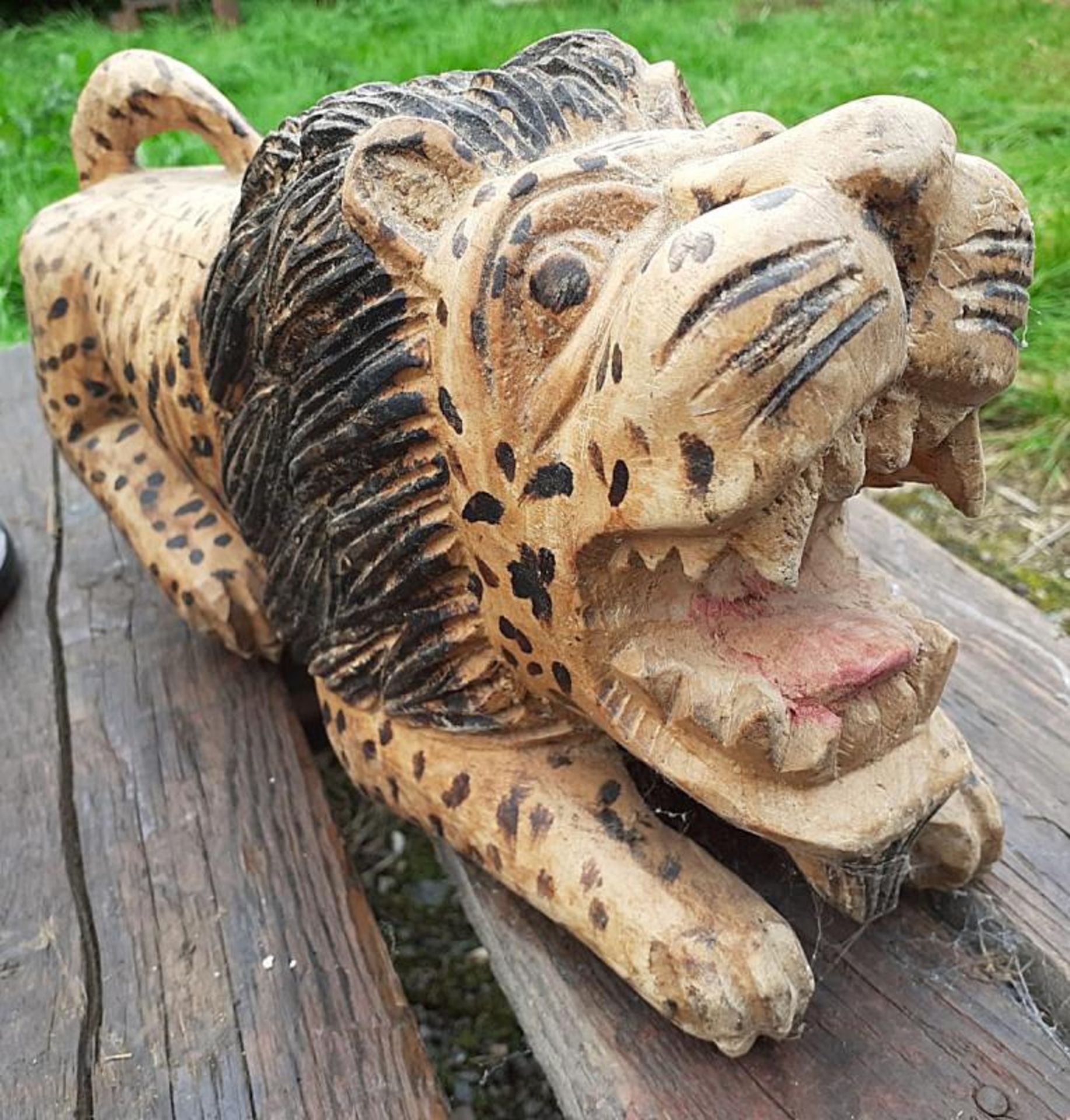 1 x Lion Wood Carving - Dimensions: 35cm x 9cm x height 17cm - Ref: JB210 - Pre-Owned - NO VAT ON