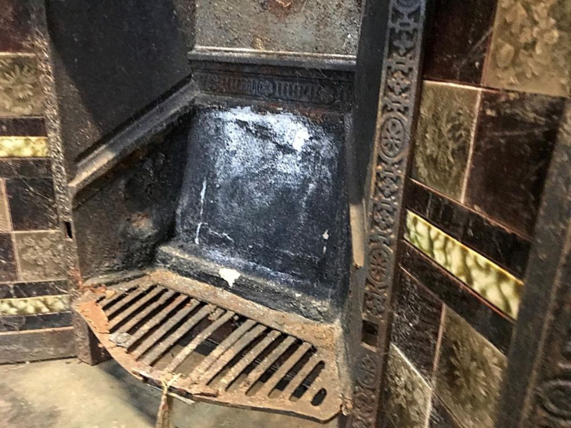 1 x Rare Antique Victorian Cast Iron Fire Insert With Patterned Tiles To Sides - Dimensions: Width - Image 2 of 5