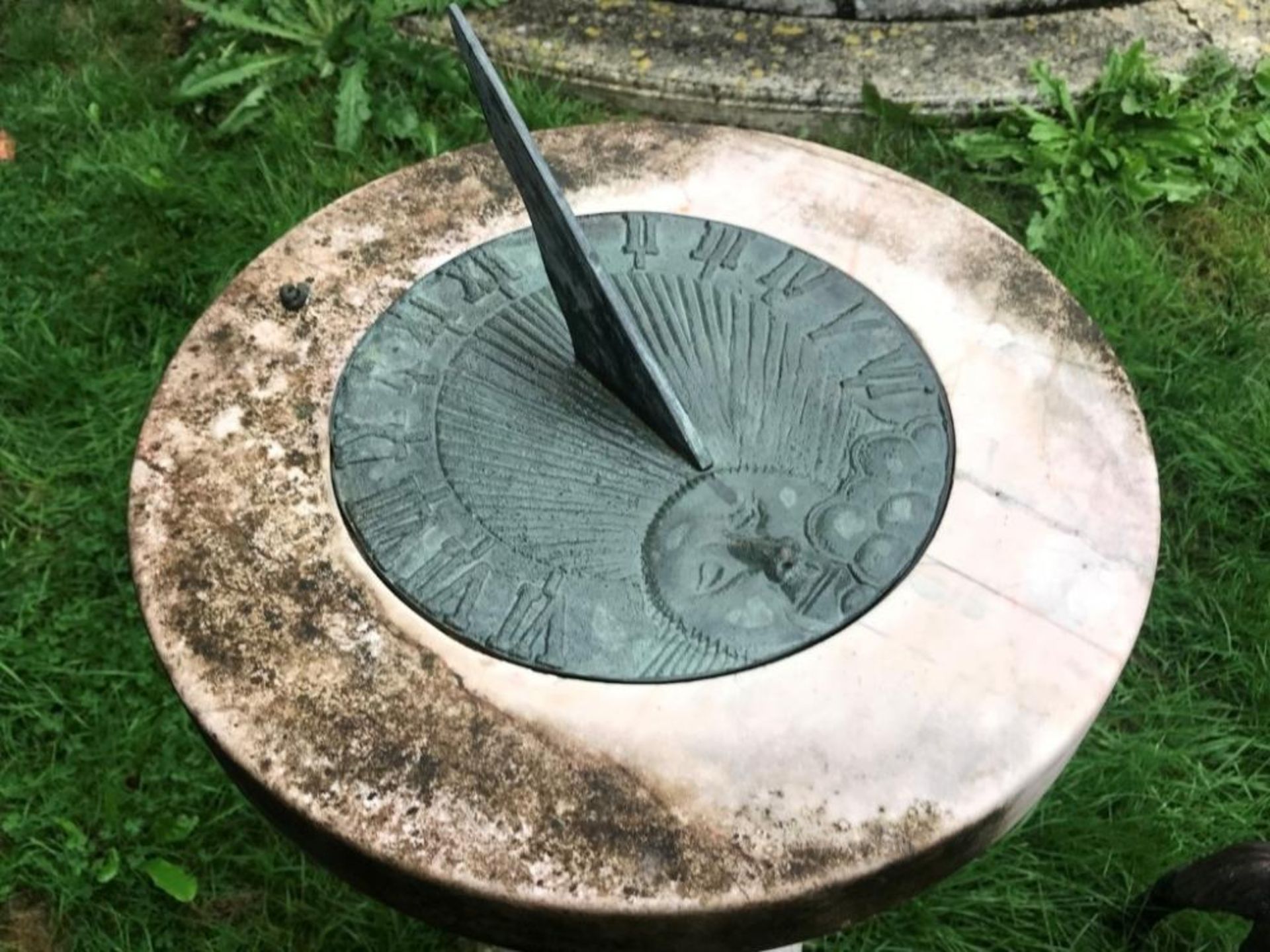 1 x Solstice Stone Sundial Shaped Pedestal With Dial Plate - Measurements Height 84cm x Diameter - Image 3 of 8