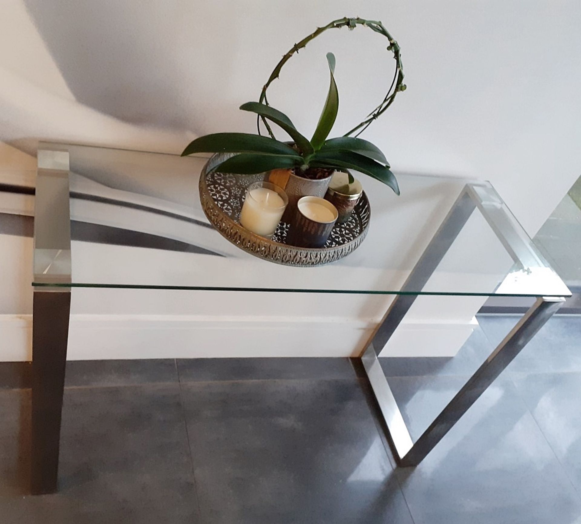 1 x Glass Topped Console Table With A Sturdy Metal Frame - Dimensions: 110 x 40 x H74cm - Image 2 of 3