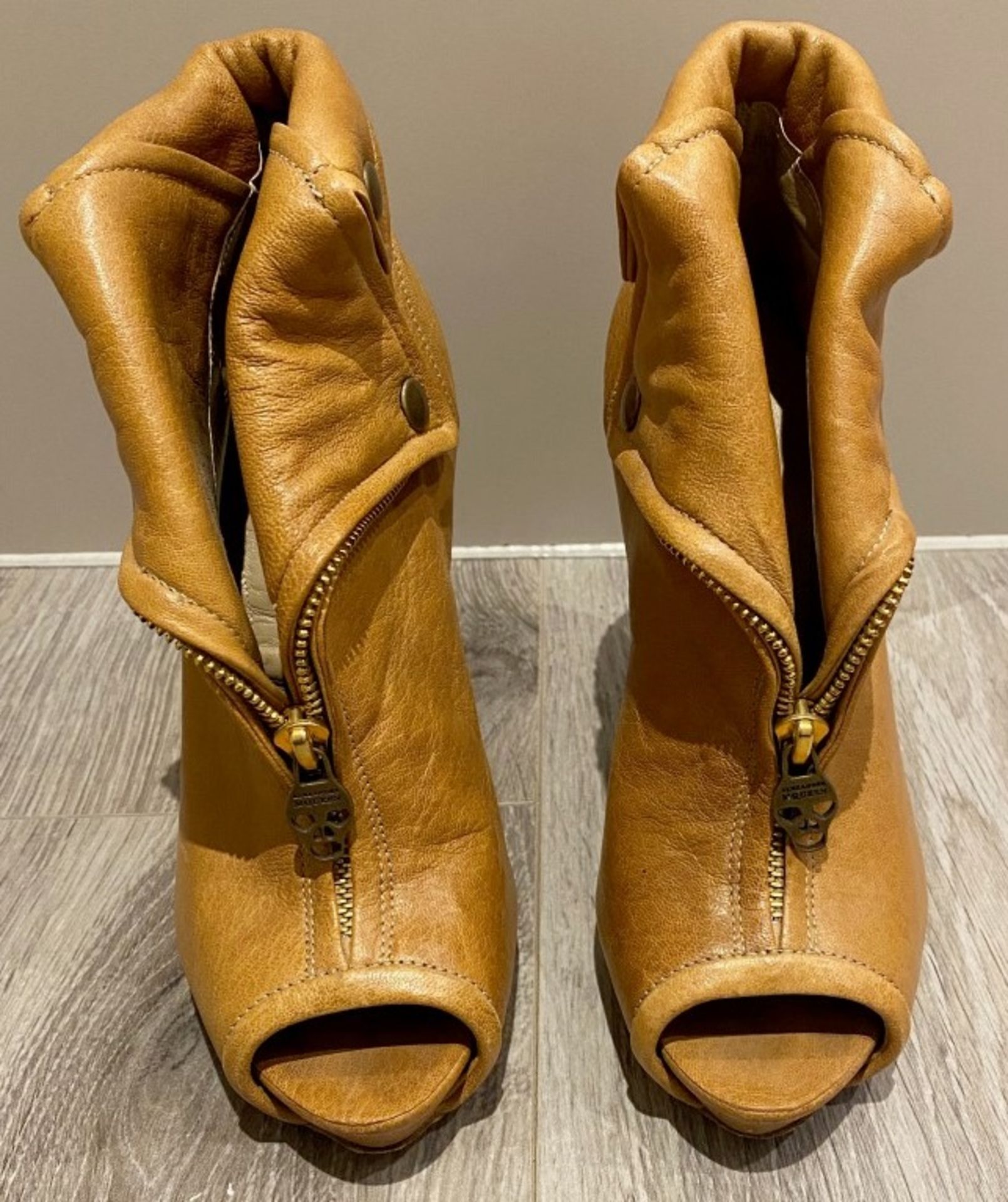 1 x Pair Of Genuine Alexander Mcqueen High Heel Shoes In Tan - Size: 37 - Preowned in Very Good - Image 2 of 4