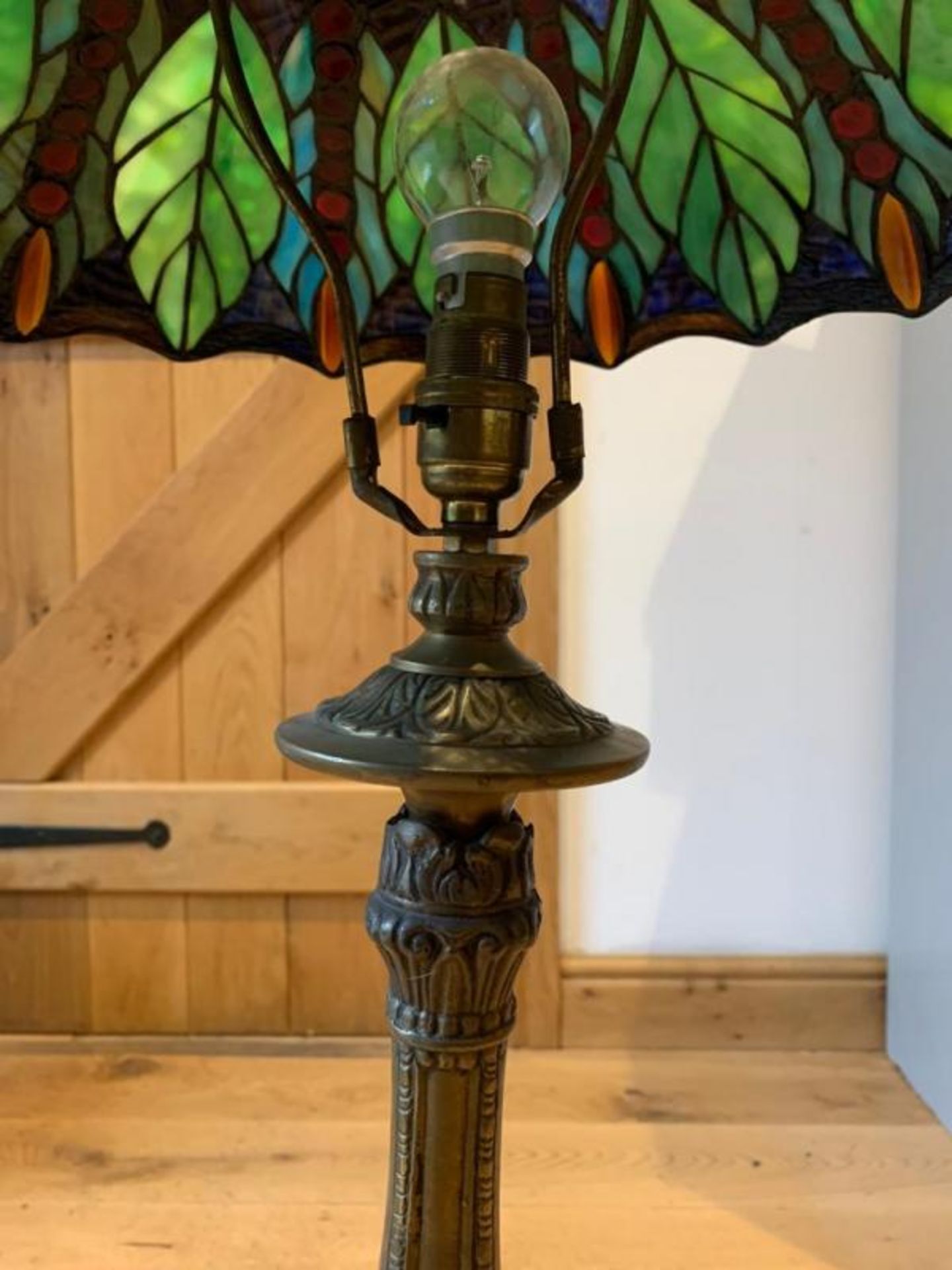 1 x Tall Tiffany Lamp With Bronze Sculptures To The Bottom of the Stem - Dimensions: Height 101cm - Image 5 of 6