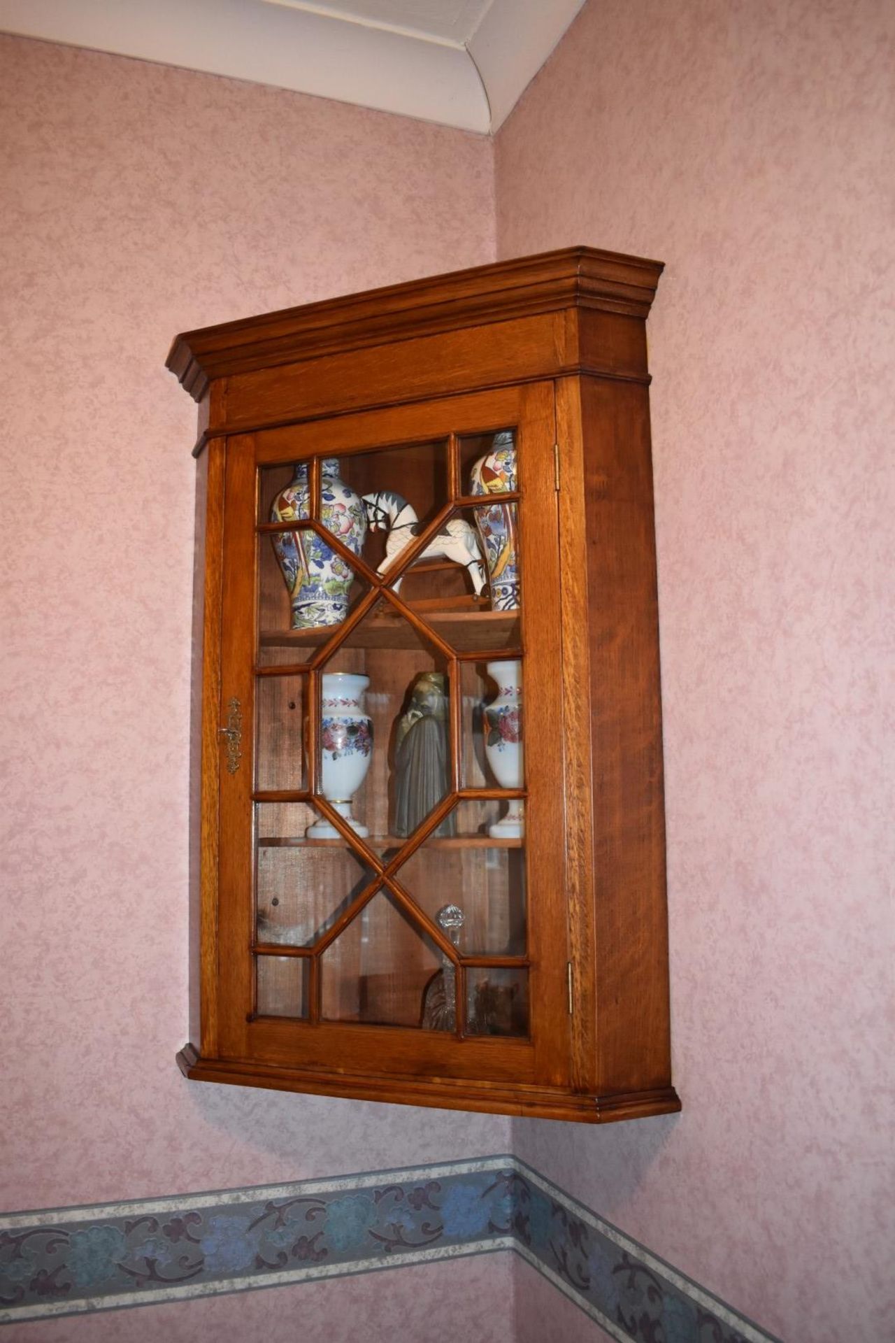 1 x Vintage Georgian Style Corner Handing Cupboard With Astragal Glazed Door  - Dimensions  H93 x - Image 3 of 6