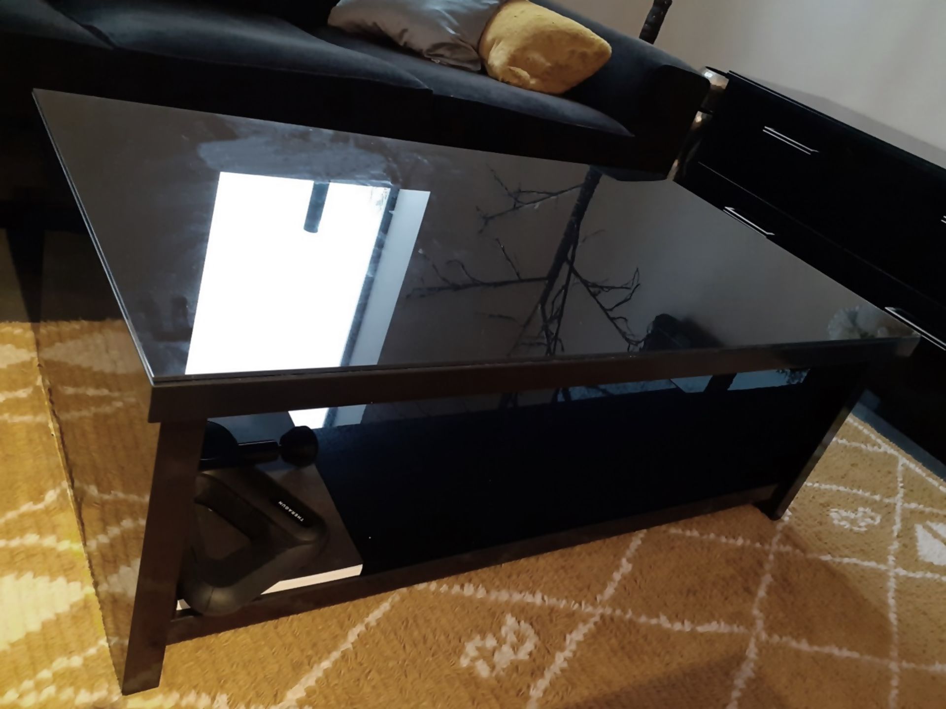 1 x Glass Topped Coffee Table With A Black Gloss Finish - Dimensions: 120 x 65 x H42cm - NO VAT - Image 4 of 5
