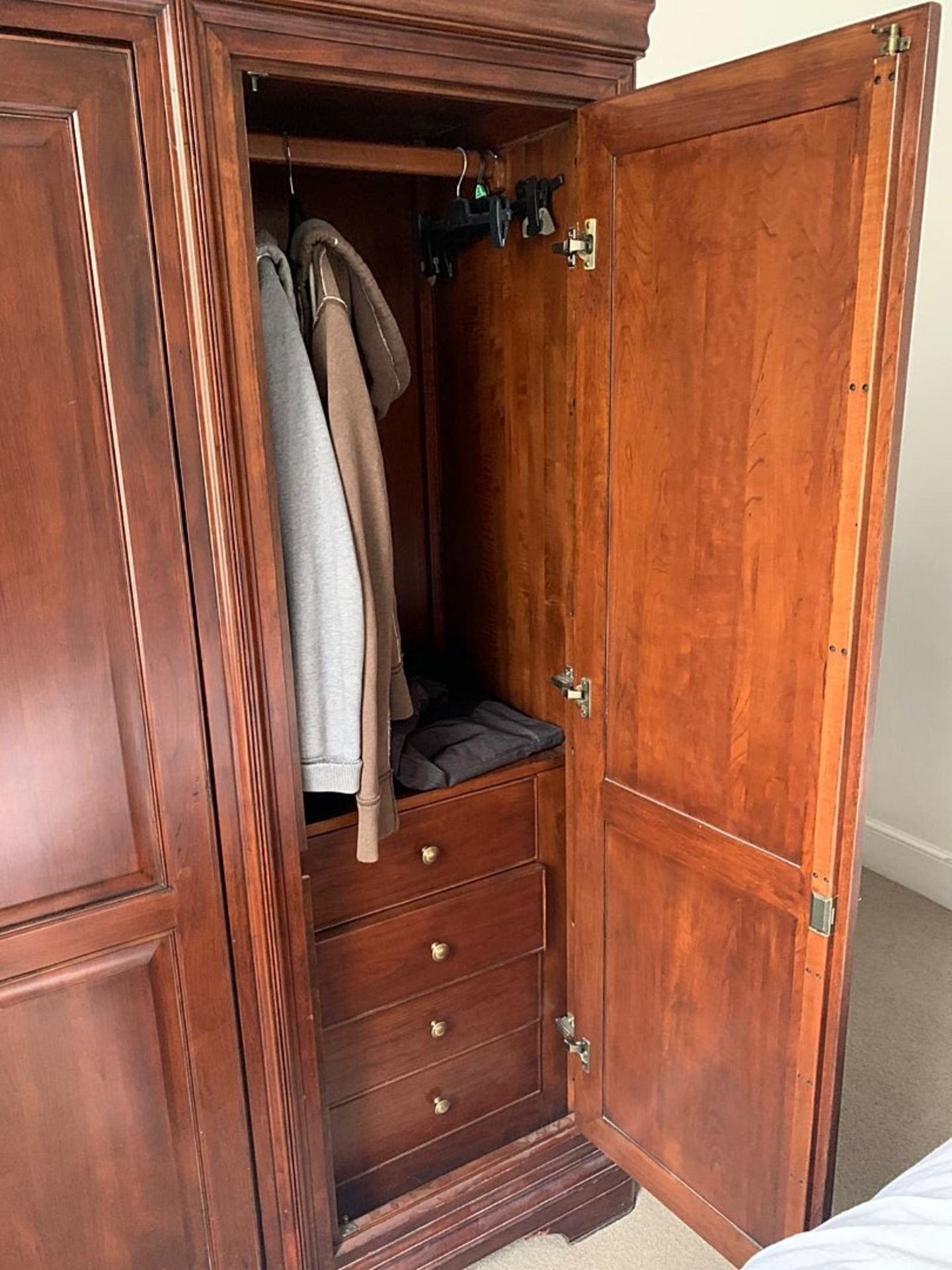1 x 3-Door Solid Wood Wardrobe - Dimensions: H196 x D66 x W172cm - Ref: MC586 - Pre-owned - - Image 3 of 3