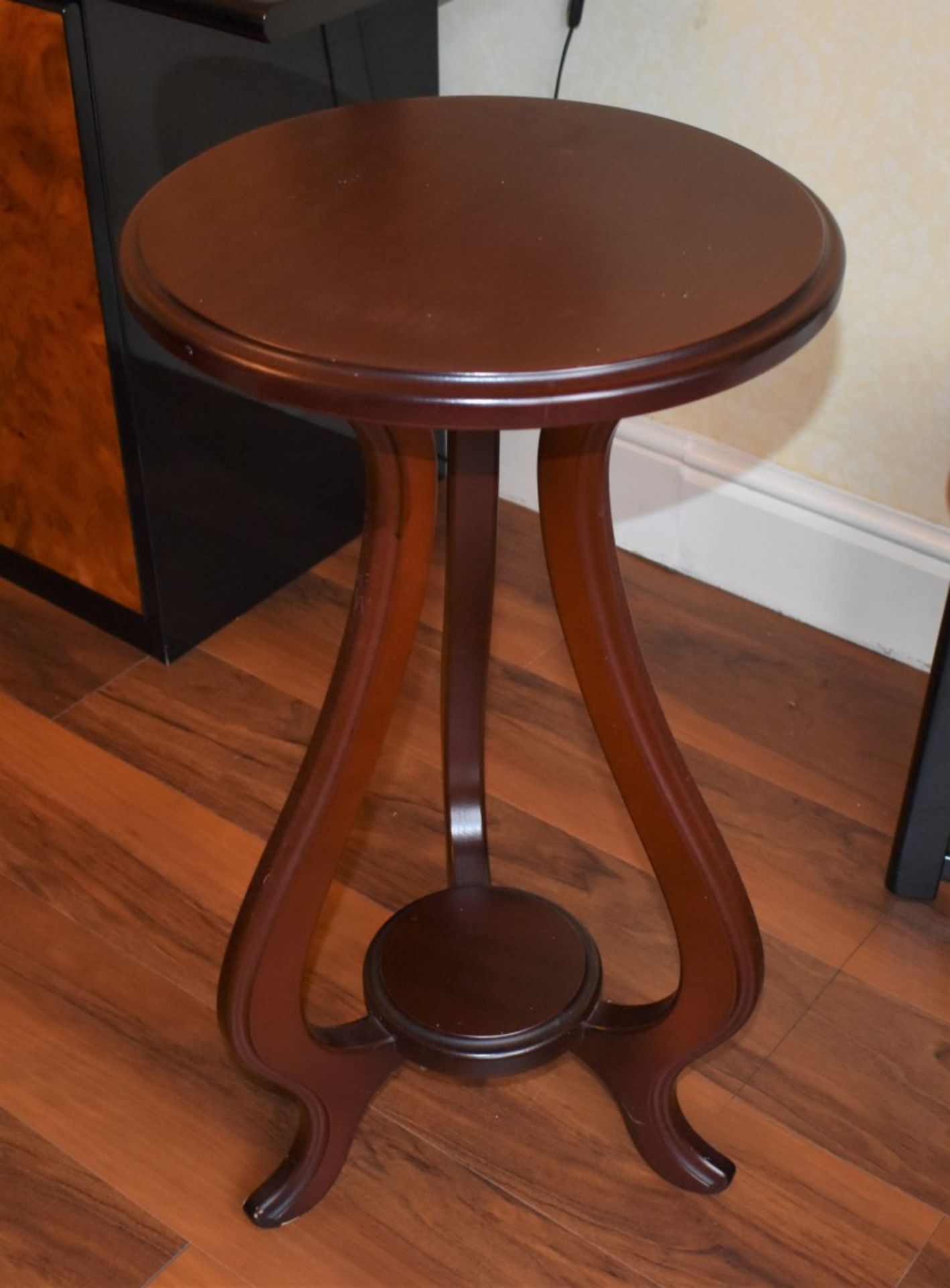 1 x Mahogany Lamp / Vase Table With Elegant Triple Leg Base and Undershelf - Dimensions H75 x W37 - Image 4 of 5