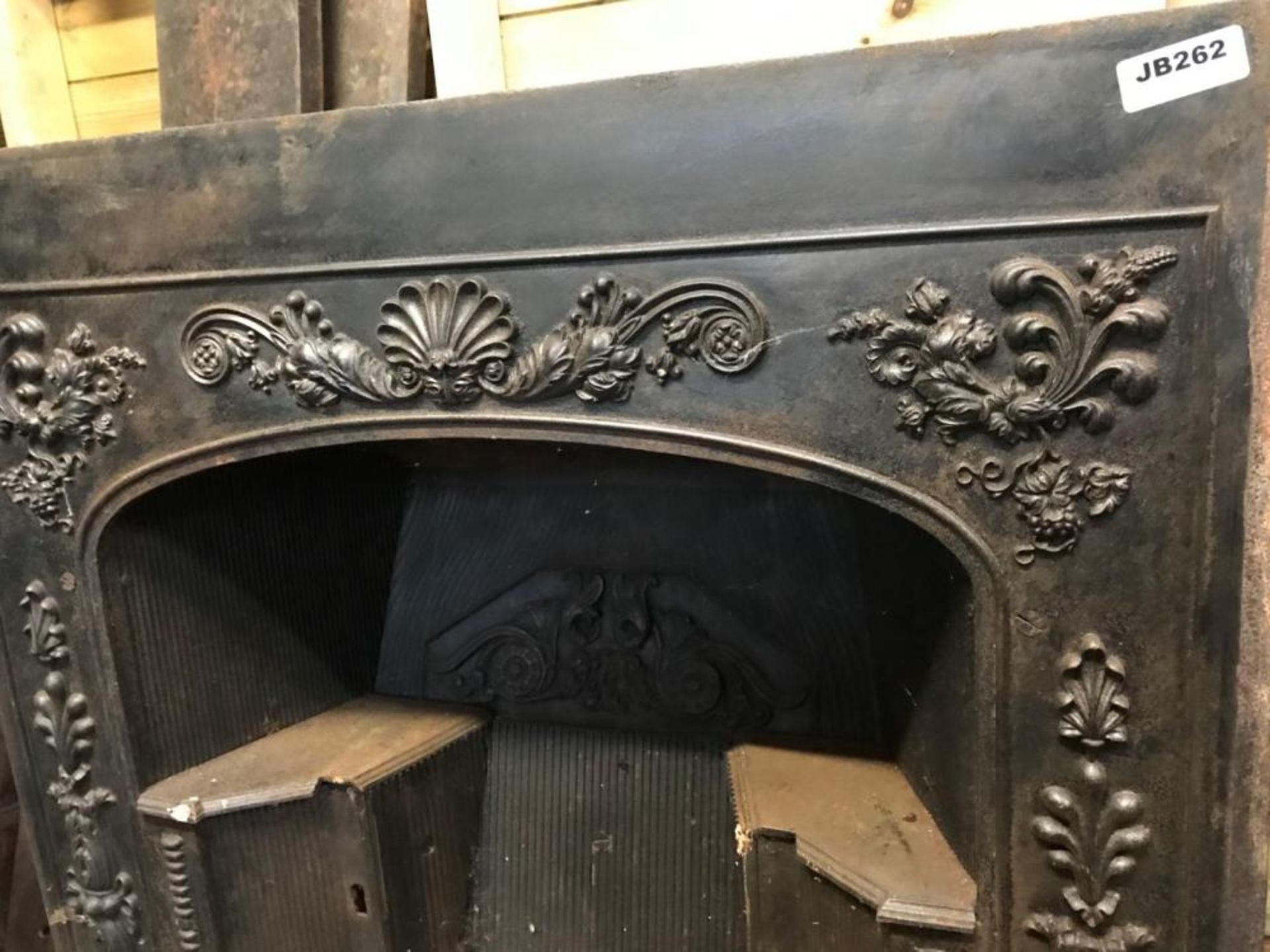 1 x Antique Victorian Cast Iron Fire Insert With Patterned Surround - Dimensions: Width 82cm x - Image 2 of 5