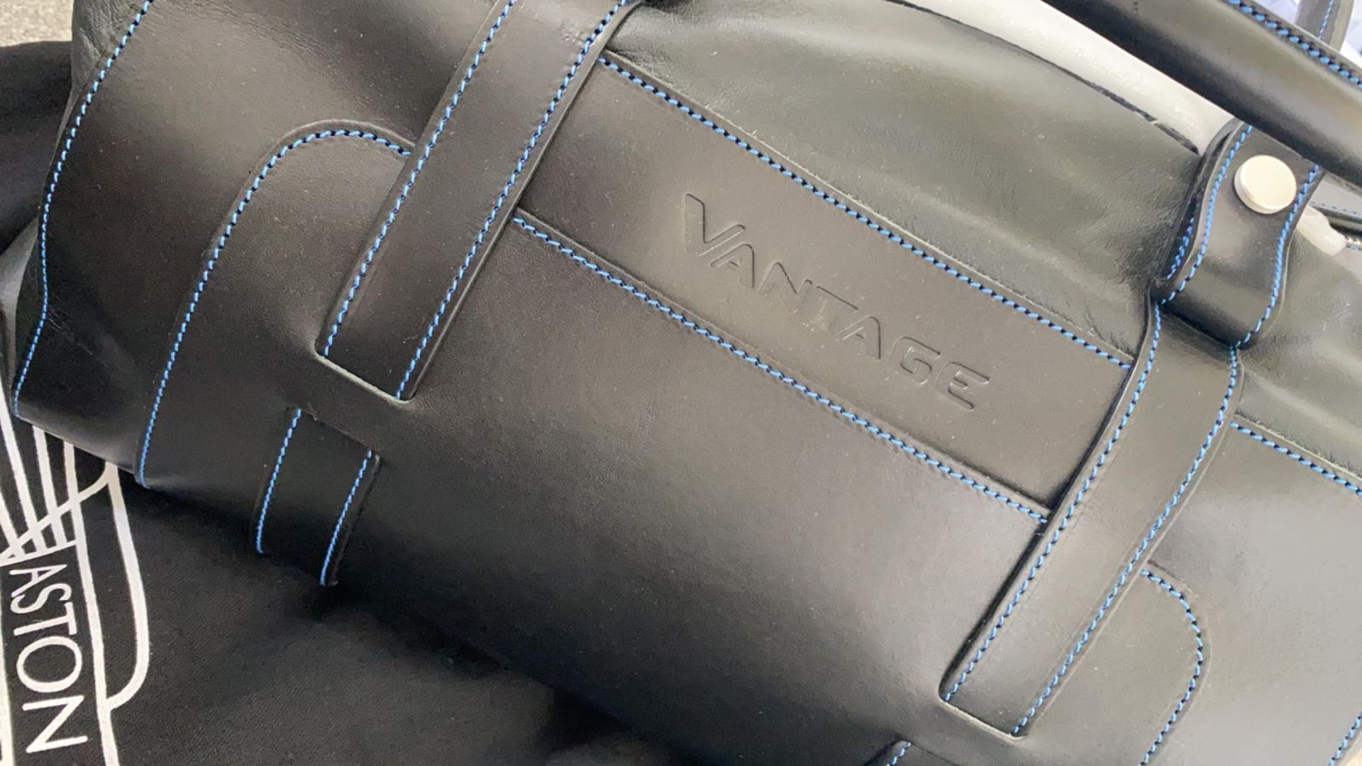 1 x Genuine Aston Martin Vantage Large Leather Holdall Luggage Case - Type 707400 - New With - Image 7 of 10