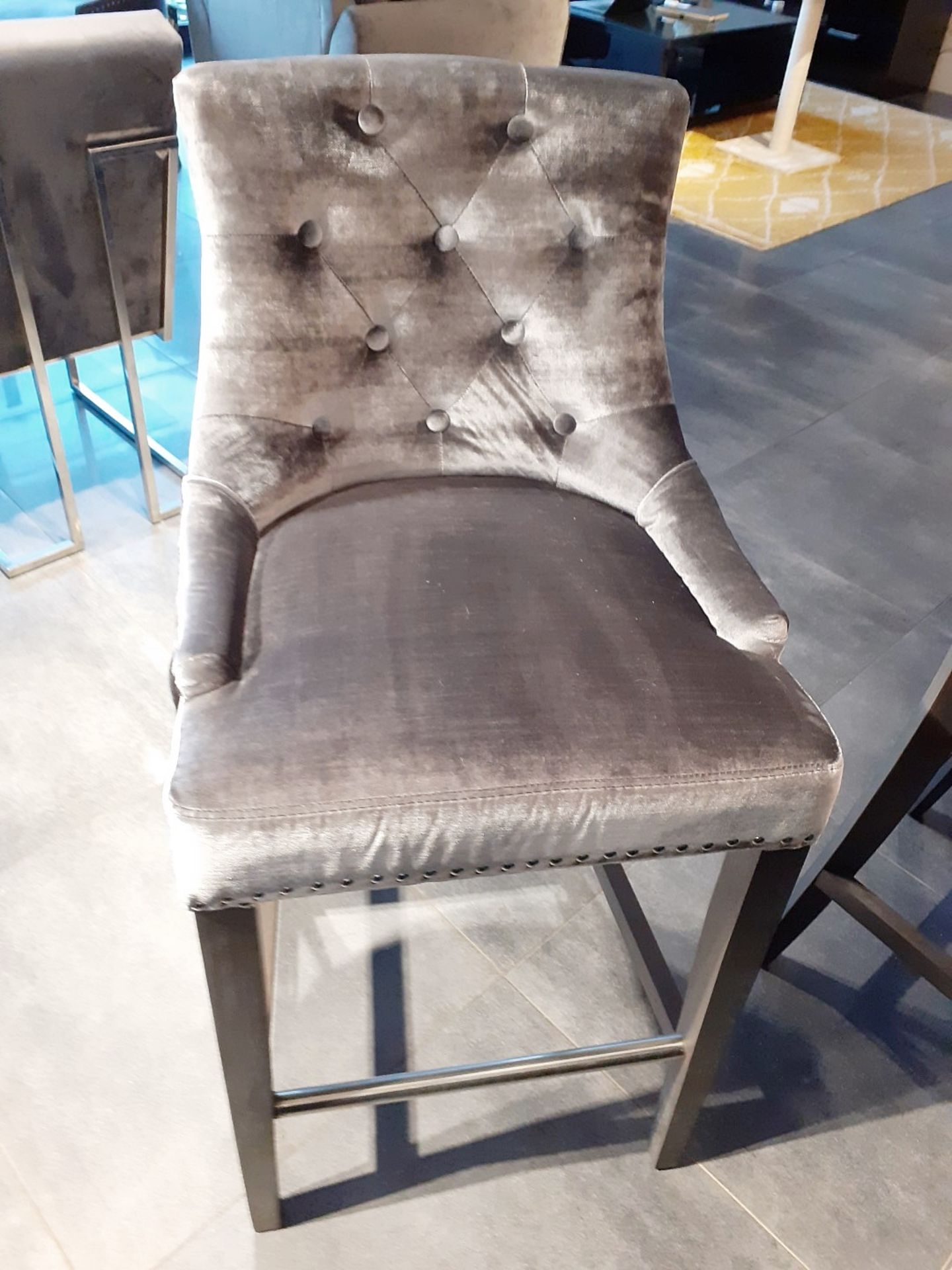 4 x Button Back Barstools Upholstered In A Rich Silver Grey Velvet Fabric - NO VAT ON THE HAMMER - Image 5 of 10