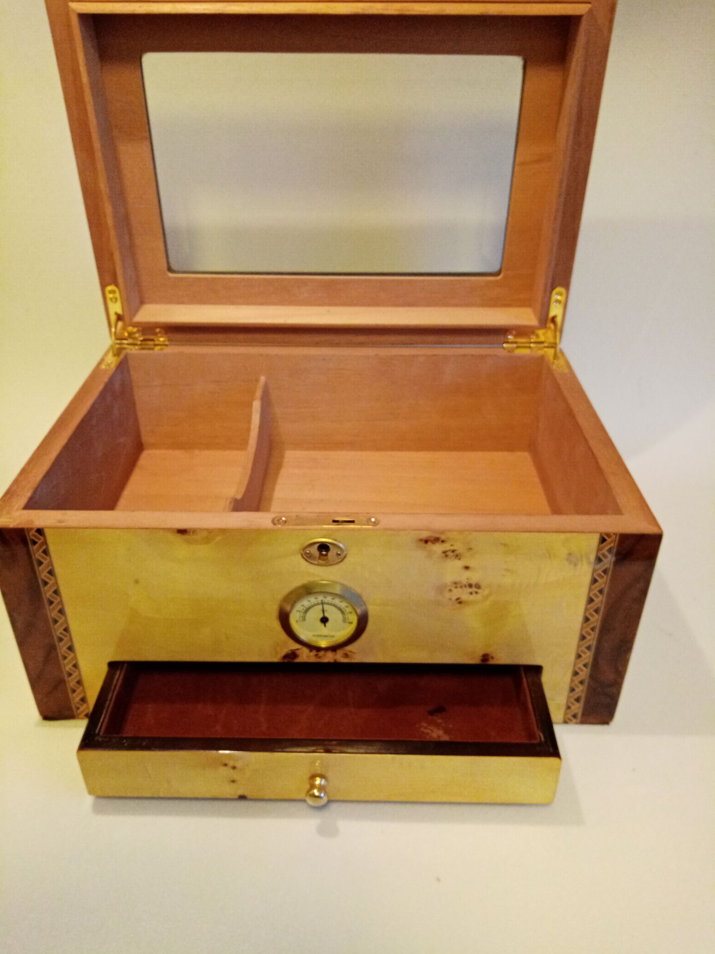 1 x Veneered Cigar Storage Box - NO VAT ON THE HAMMER - CL607 - Location: Leeds1 gold handle missing - Image 2 of 4